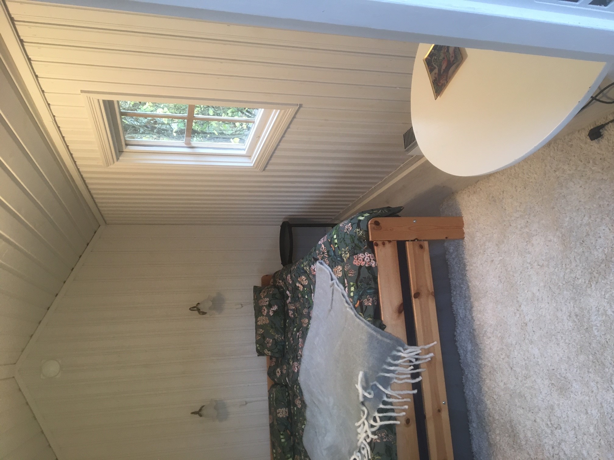 Litet rum med dubbelsäng i en friggebod i Valle