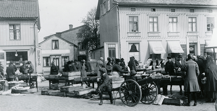 Gammalt foto från slutet på 1800-talet på Hötorget i Skara, människor med vagnar och marknadsstånd