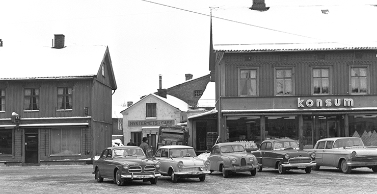 Gammalt foto från 1960-talet på Hötorget. Bilar står parkerade framför Konsum