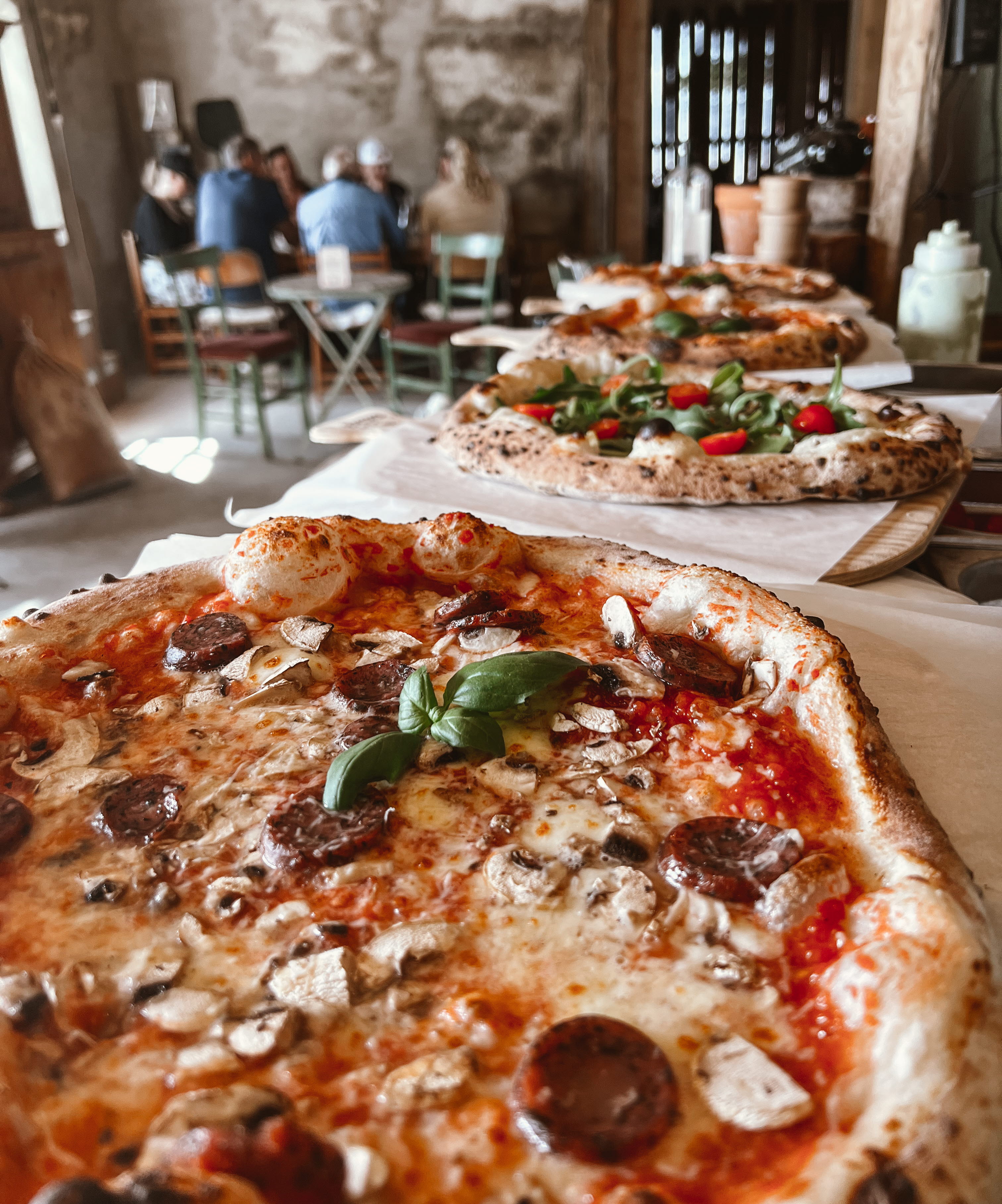 Vedugnsbakade pizzor.