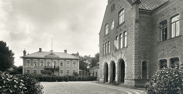 Gammalt foto på Järnvägshotellet i Skara. Till höger i bild är järnvägsstationen.