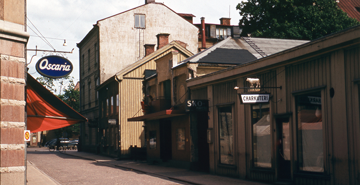 Äldre foto på Klostergatan 4 i Skara med byggnader och skoaffär