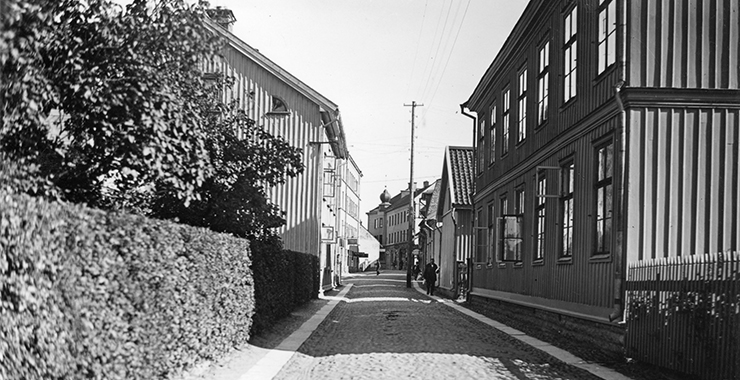 Gammalt foto på Klostergatans mynning i Skara