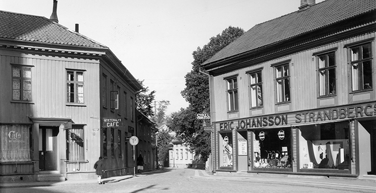 Gammalt foto på Malmgatan i Skara med butiker och café