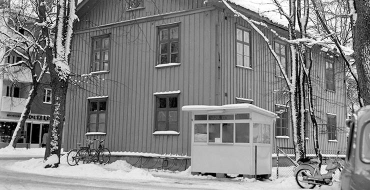 Gammalt foto på Margits-Kôrvmoj som fanns längs Skaraborgsgatan på 1970-talet i Skara