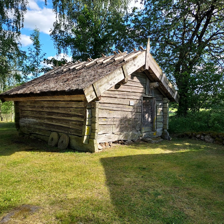 Trären timrad fornstuga.