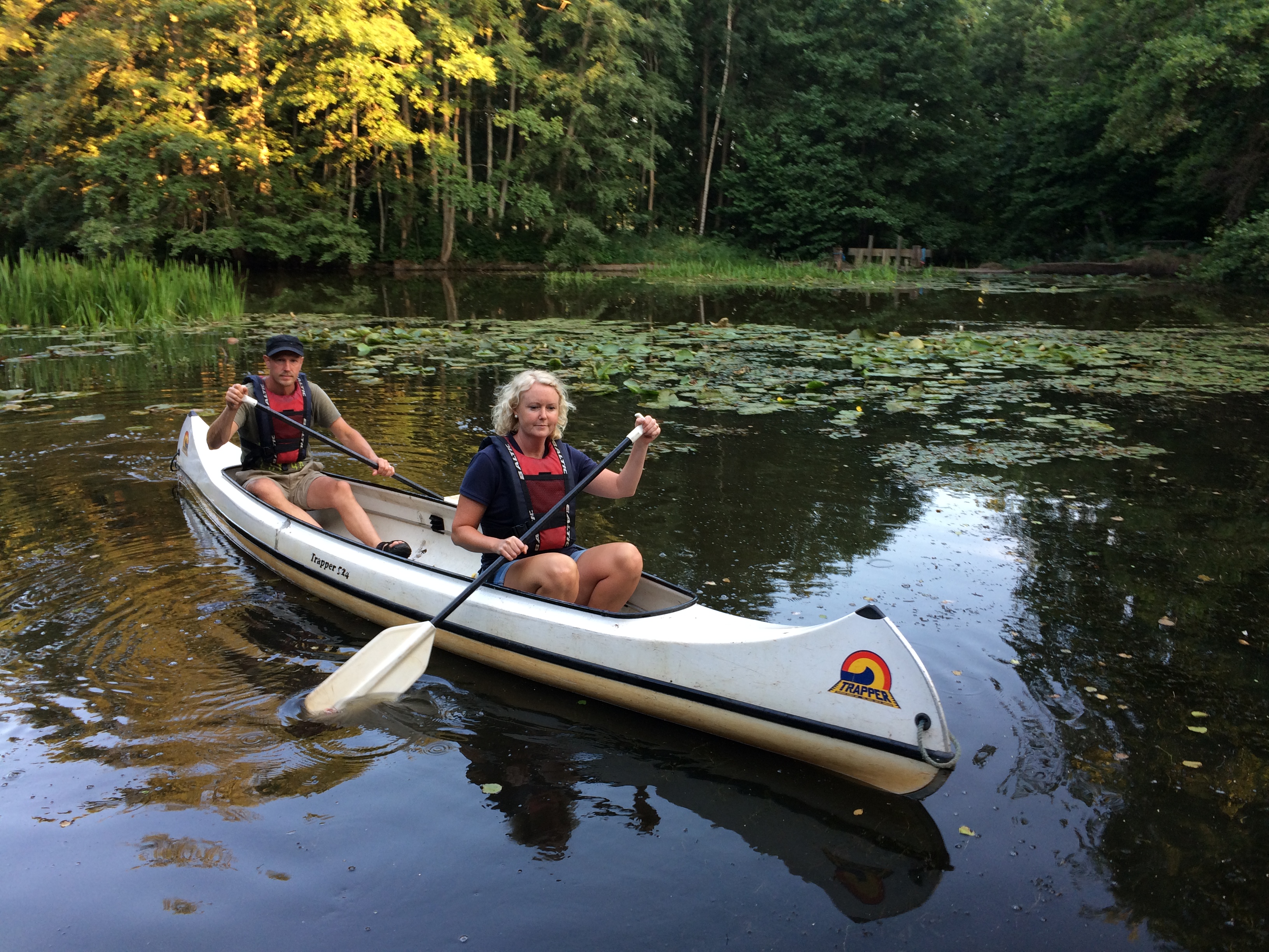 Två personer i en kanot på ån Flian