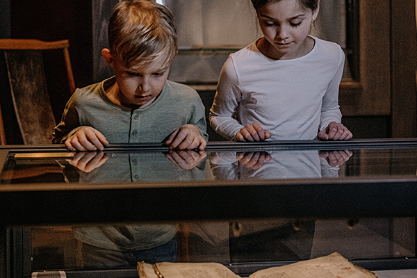 Två barn som tittar på en gammal bok