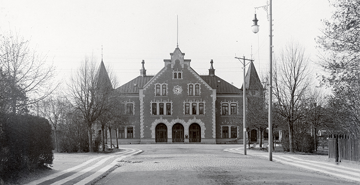 Gammalt foto på järnvägsstationen i Skara