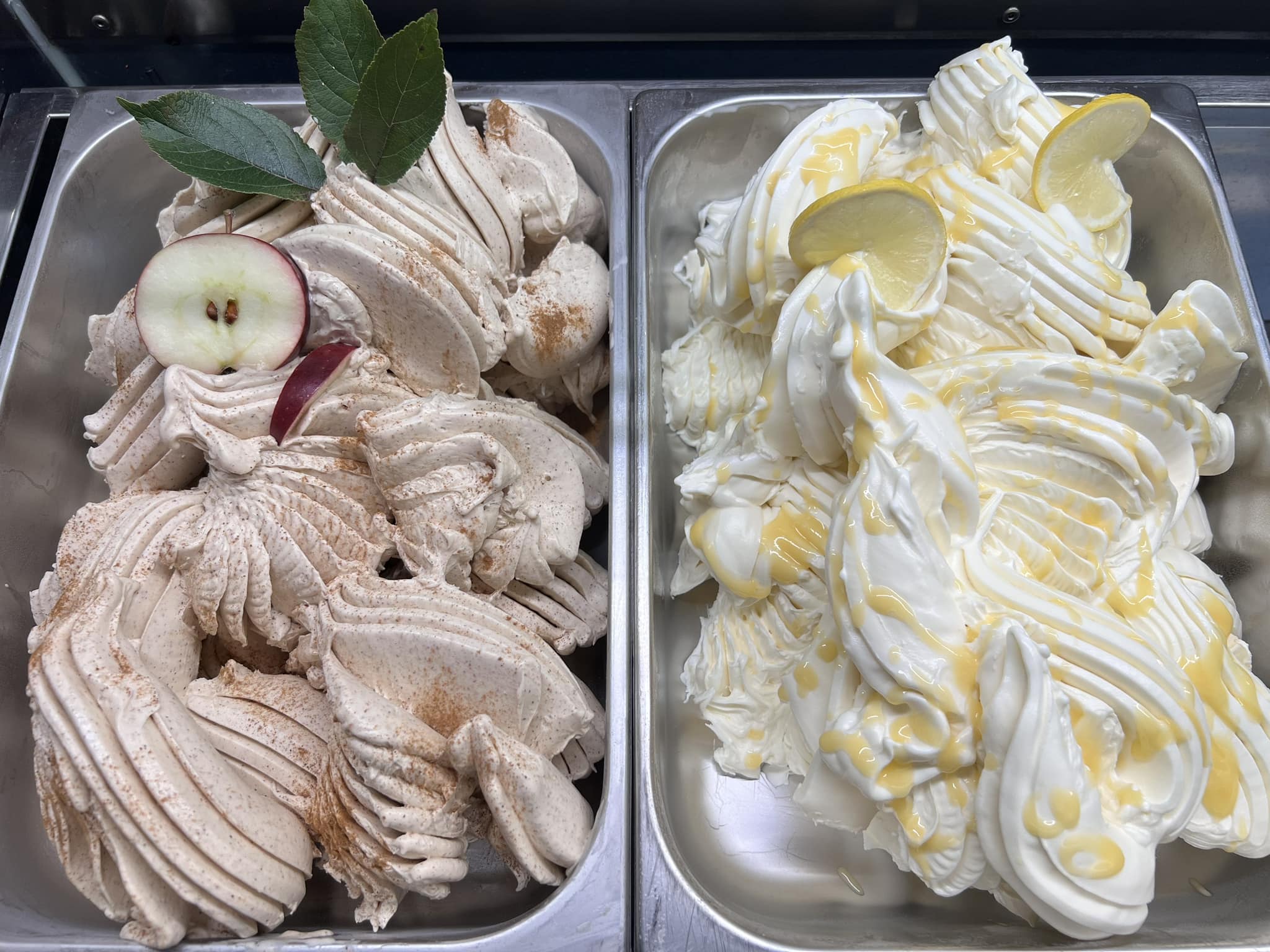 Två olika sorters glass i lådor, vackert dekorerade.