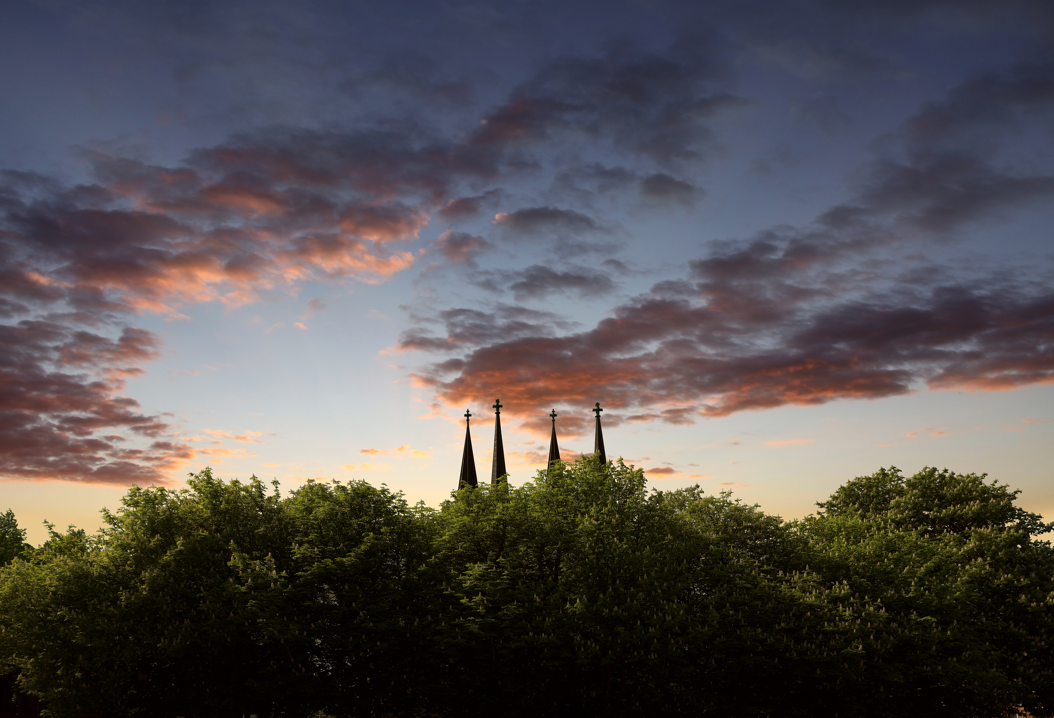 Skara domkyrkas torn mot en solnedgång