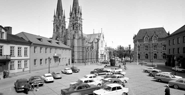 Gammalt foto av stortorget i Skara.