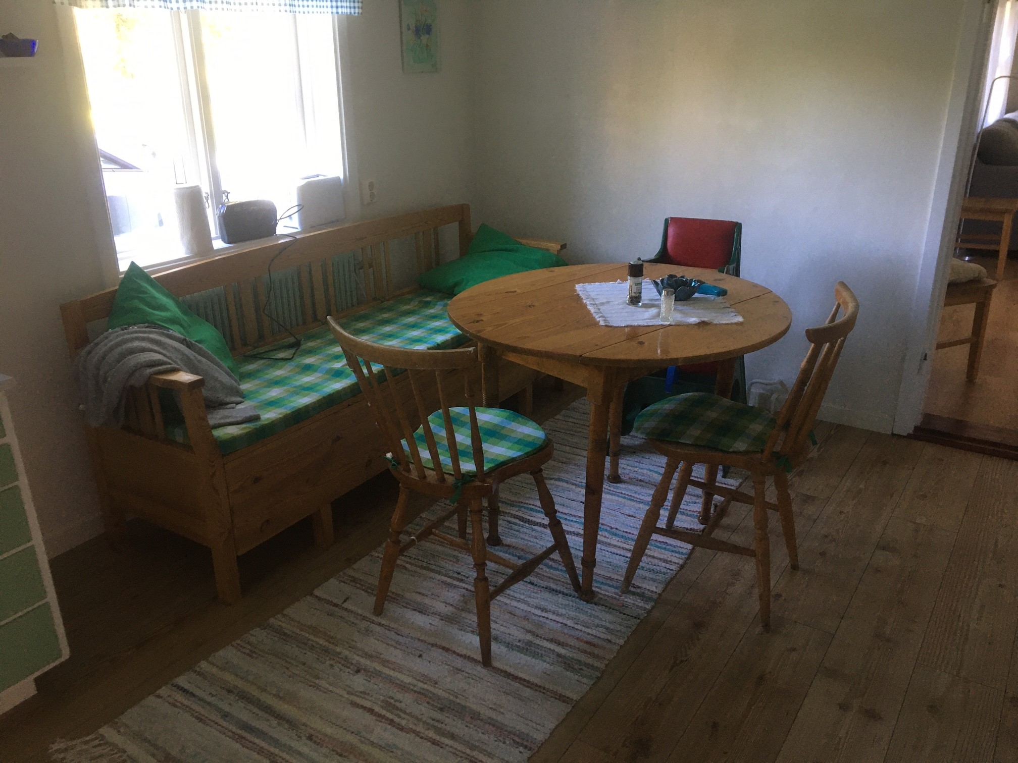 Matplats med runt bord, en soffa, två stolar och en barnstol