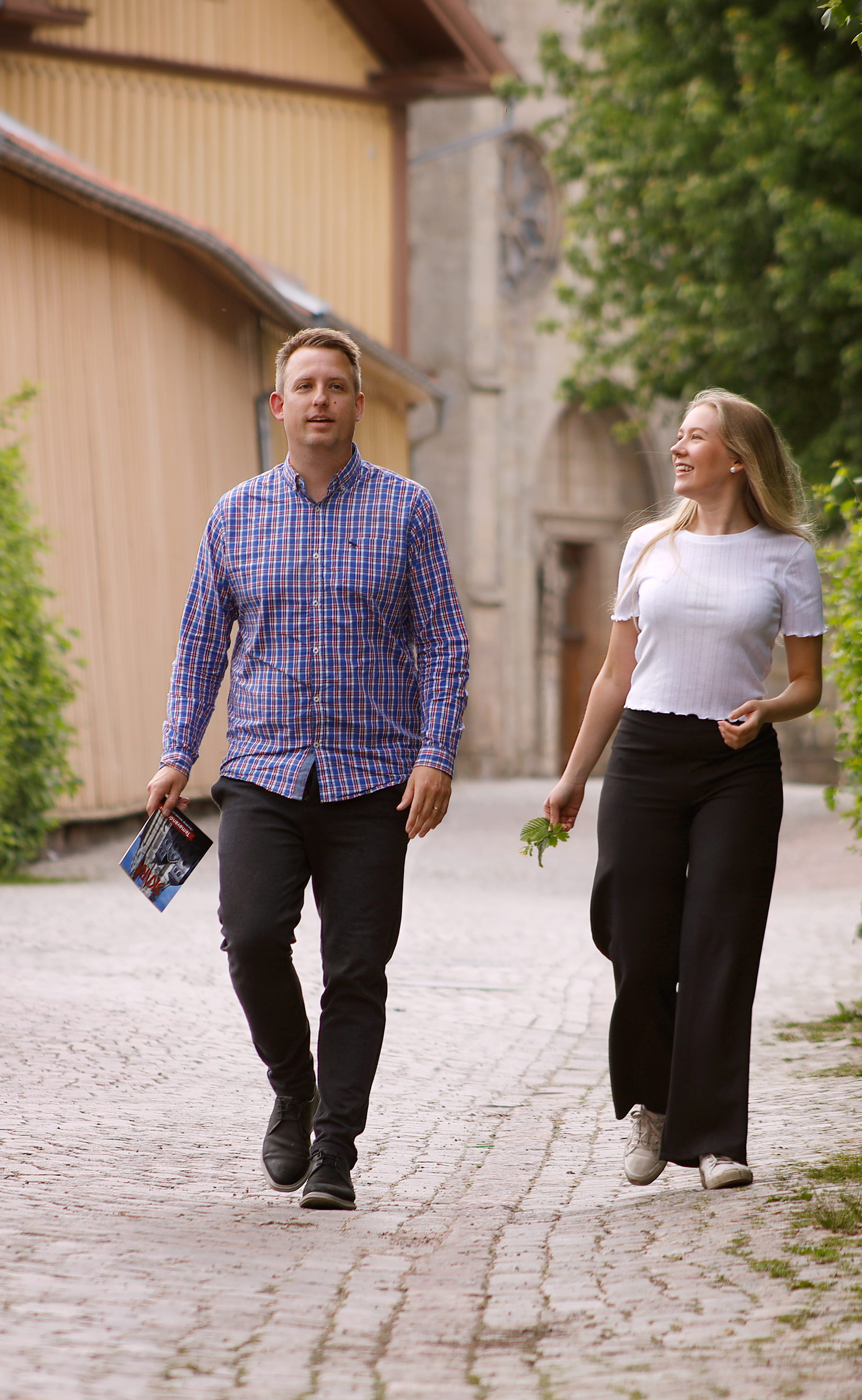 Två personer går längs Bommagatan i Skara och pratar med varann.