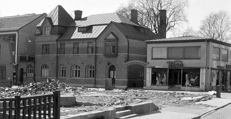 Gammalt foto från Tvärgatan i Skara