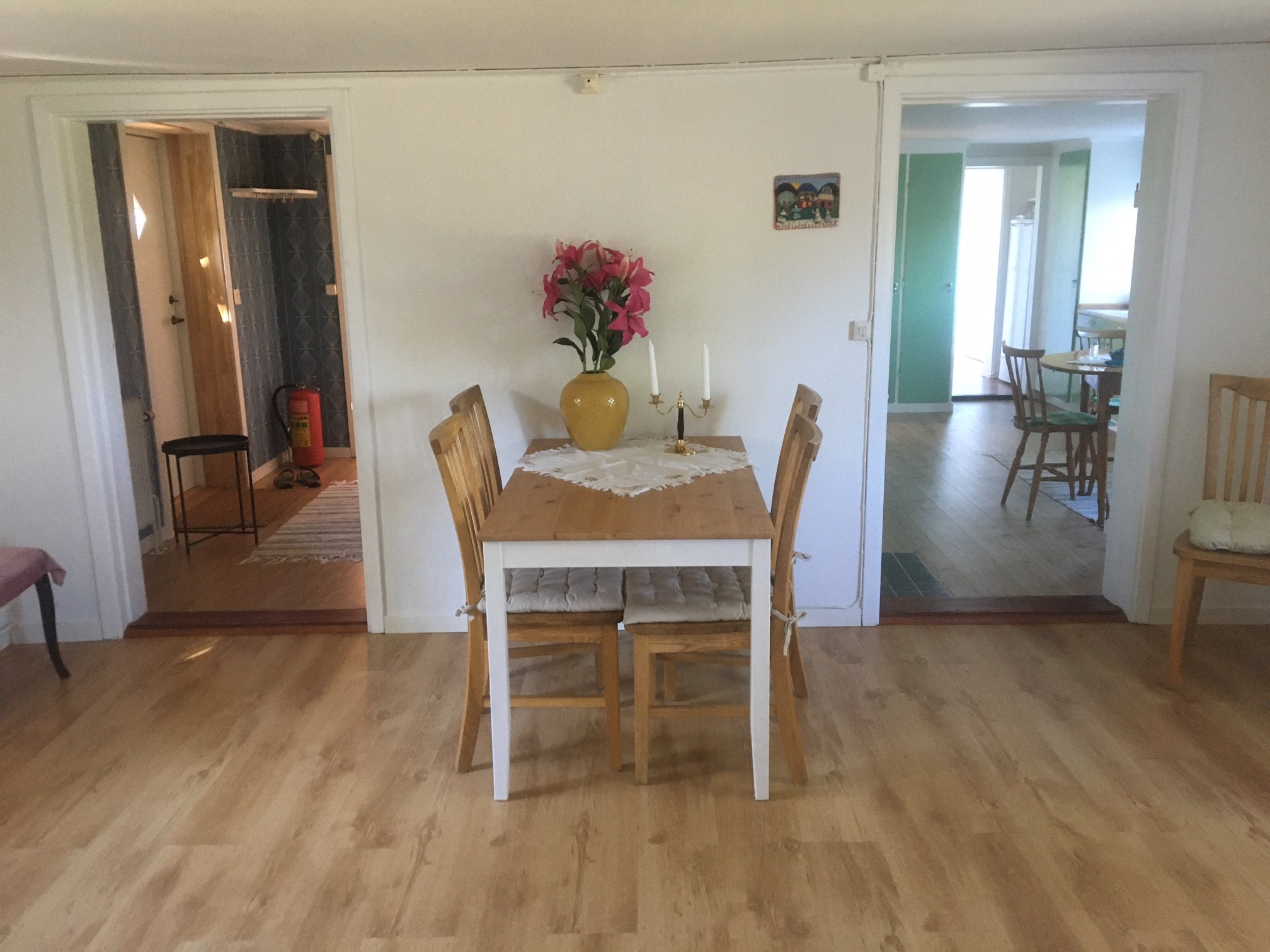 Vardagsrum med matplats, ett bord med fyra stolar