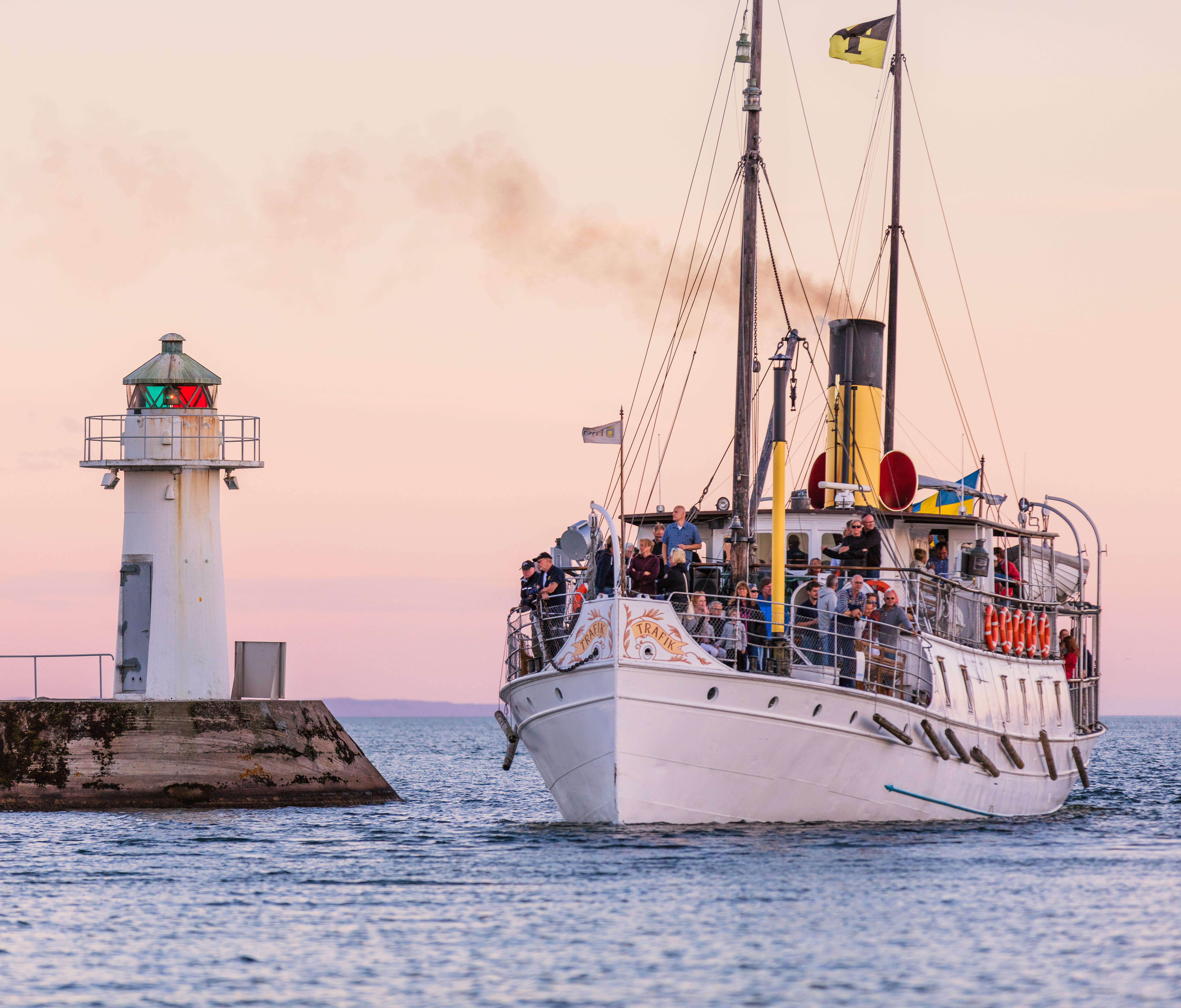 Ångaren Trafik på väg in i Hjo hamn. 