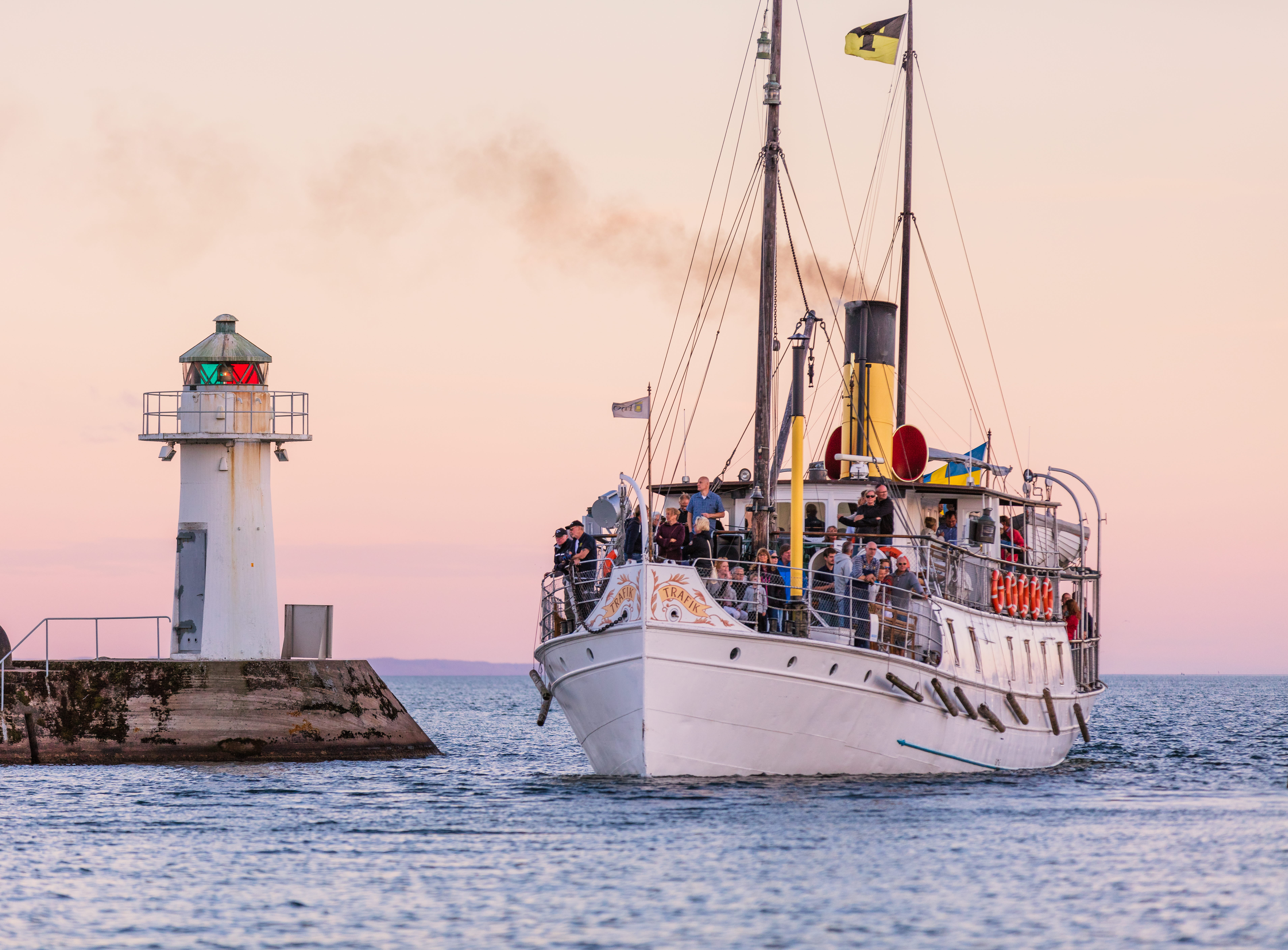 Ångaren Trafik på väg in i Hjo hamn. 