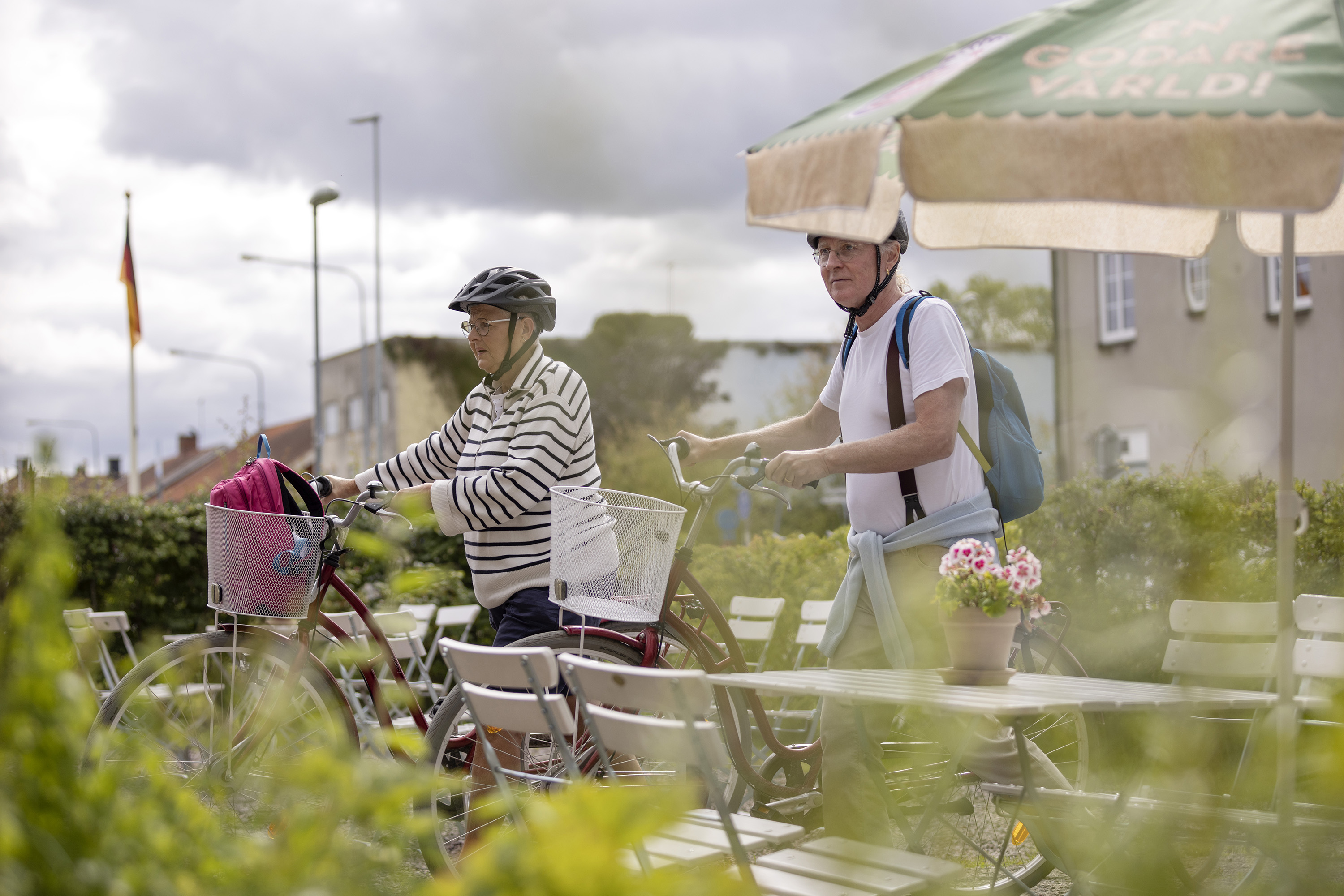 Ett par som leder sina cyklar