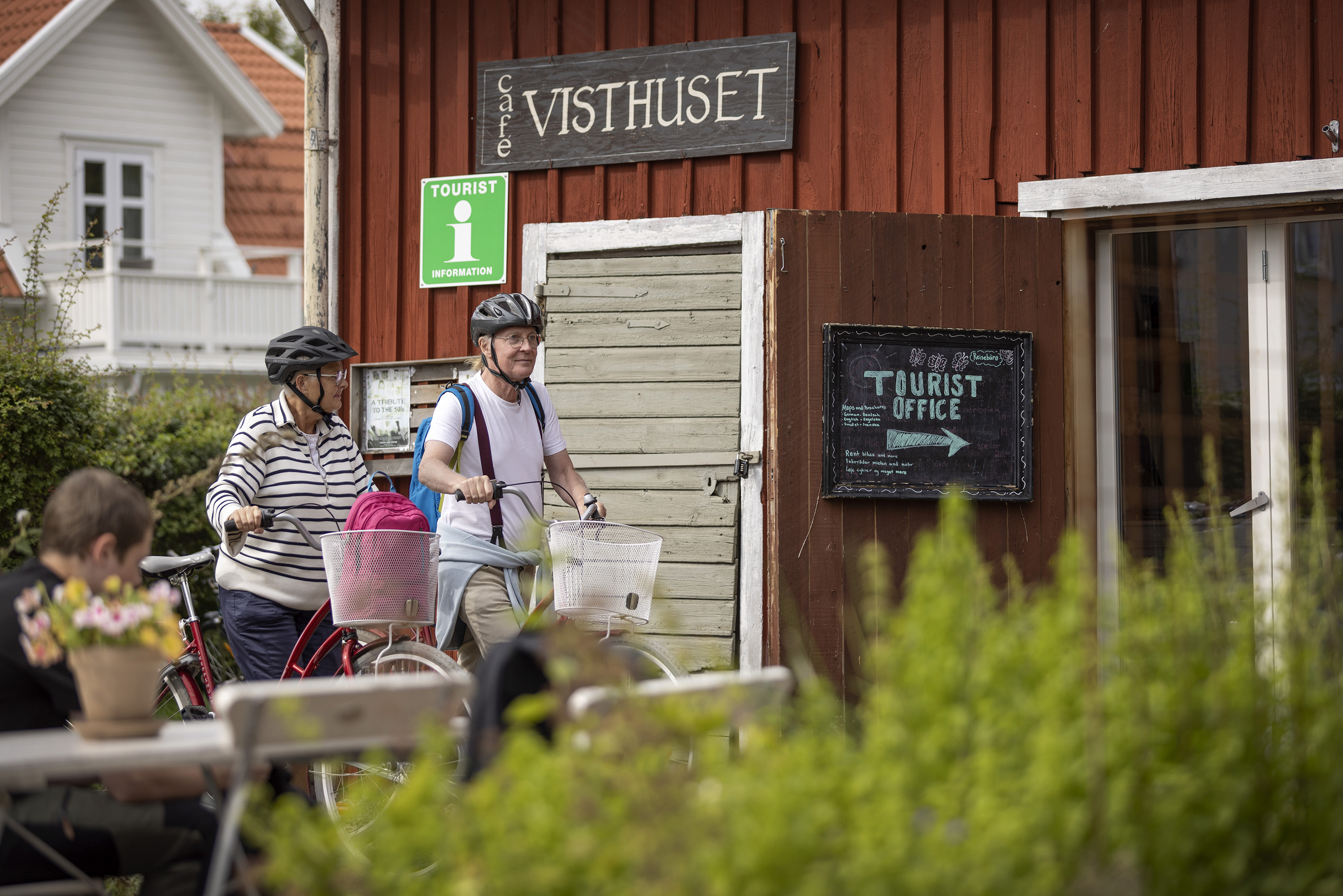 Ett par som leder sina cyklar