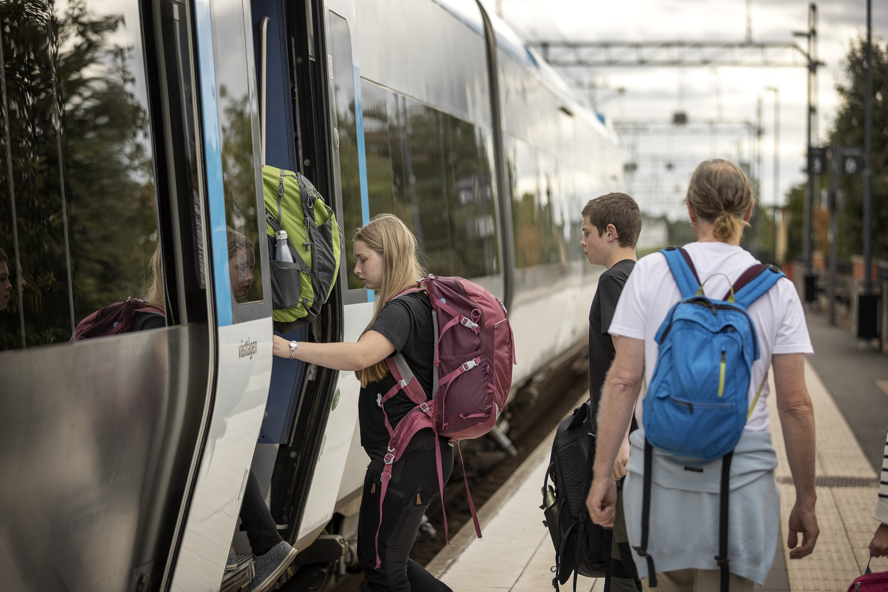 Några personer som kliver på ett tåg