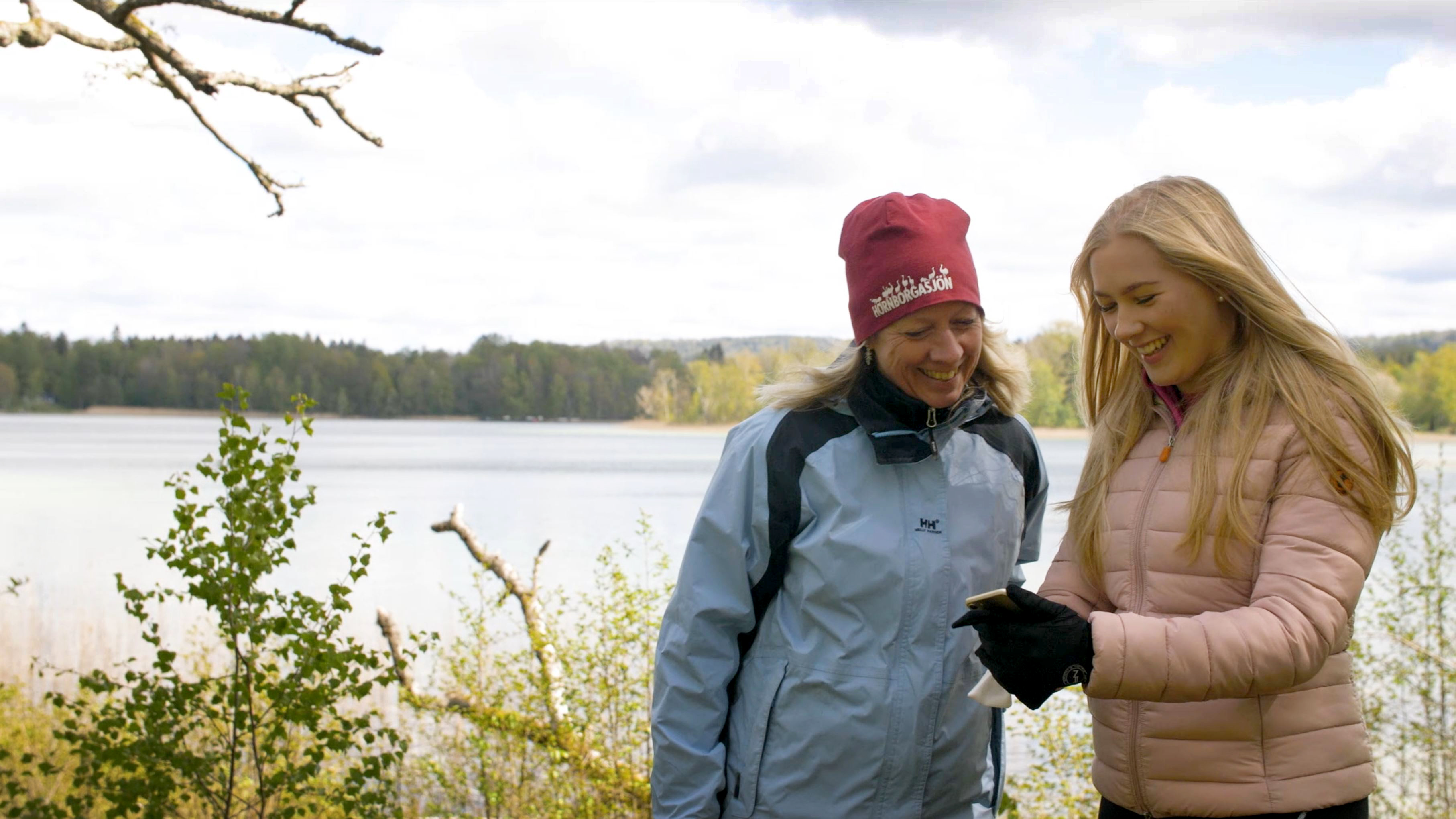 Two hikers close to lake Flämsjön.