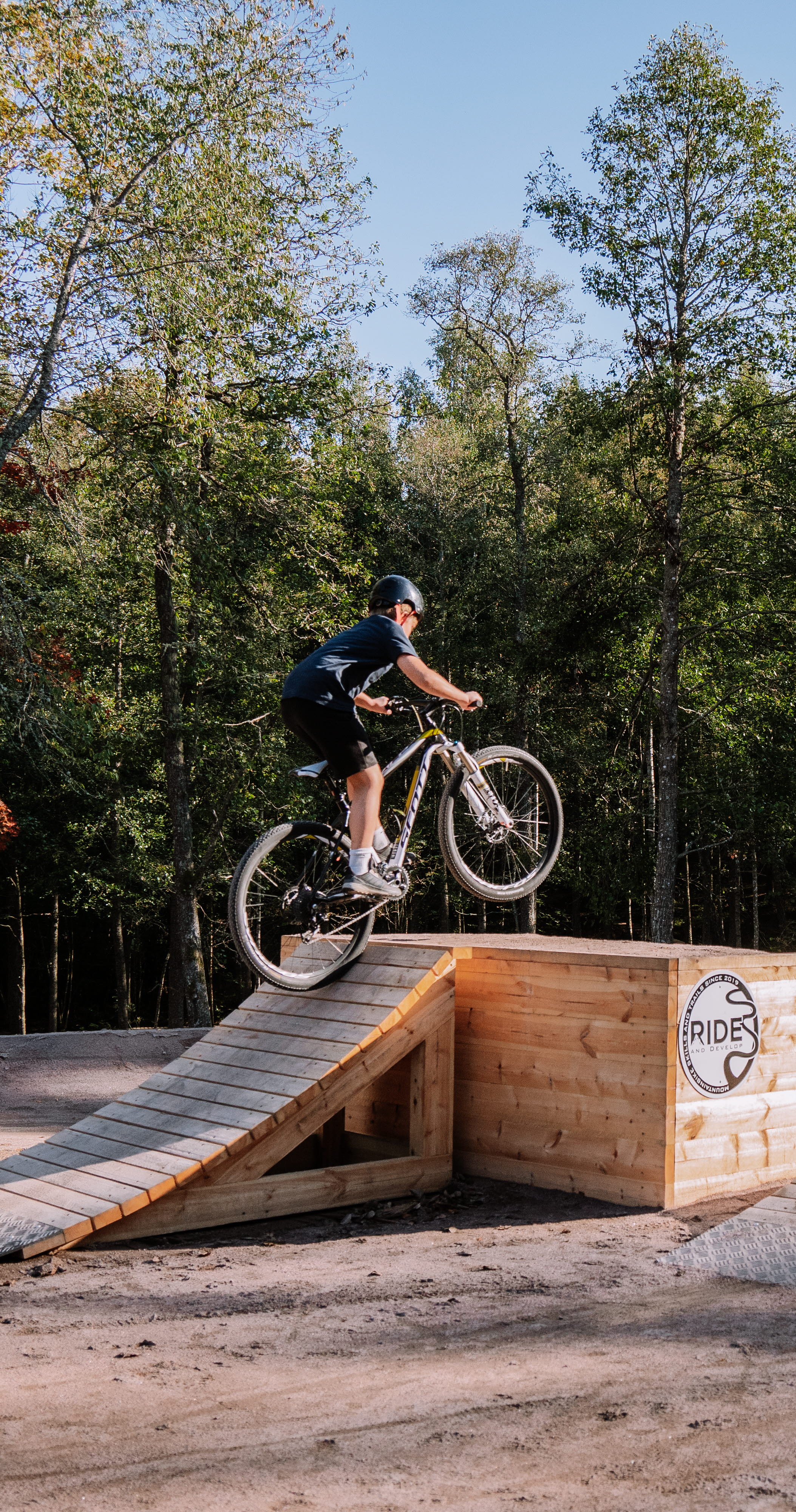 Kille på mountainbike 