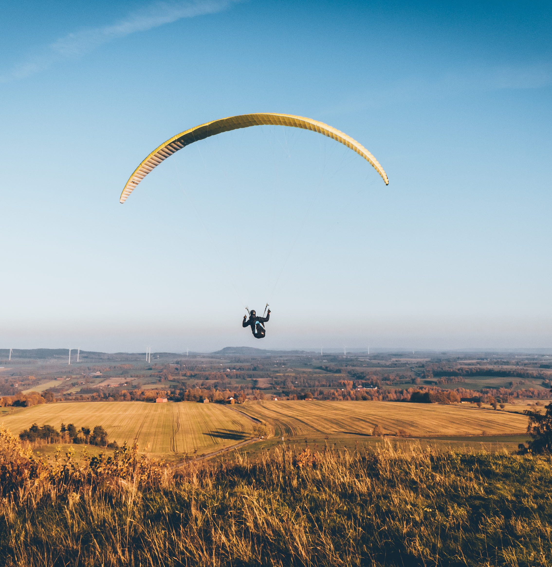 En segelflygare över ett öppet landskap
