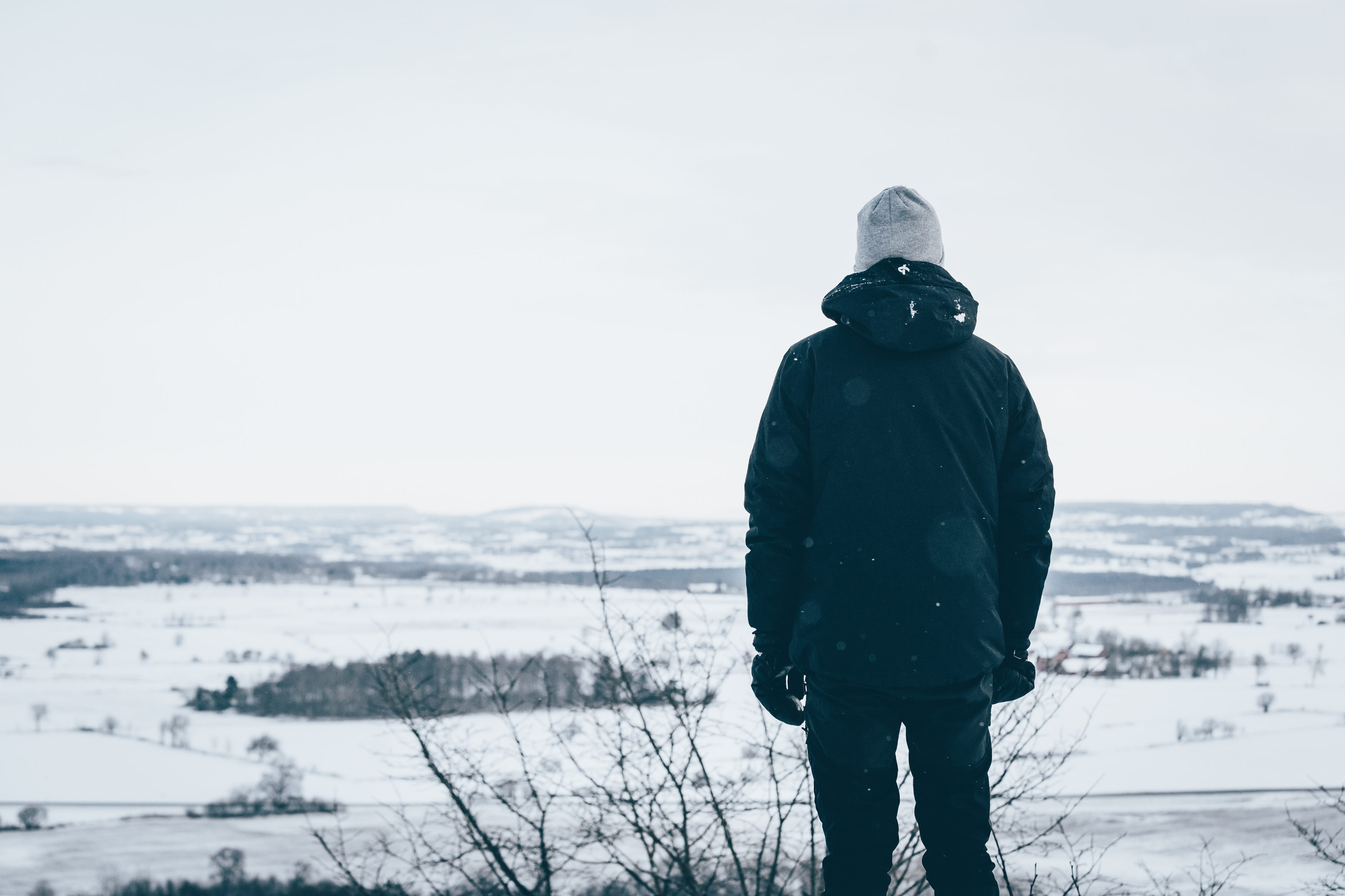 En man står och tittar ut över en vacker utsikt