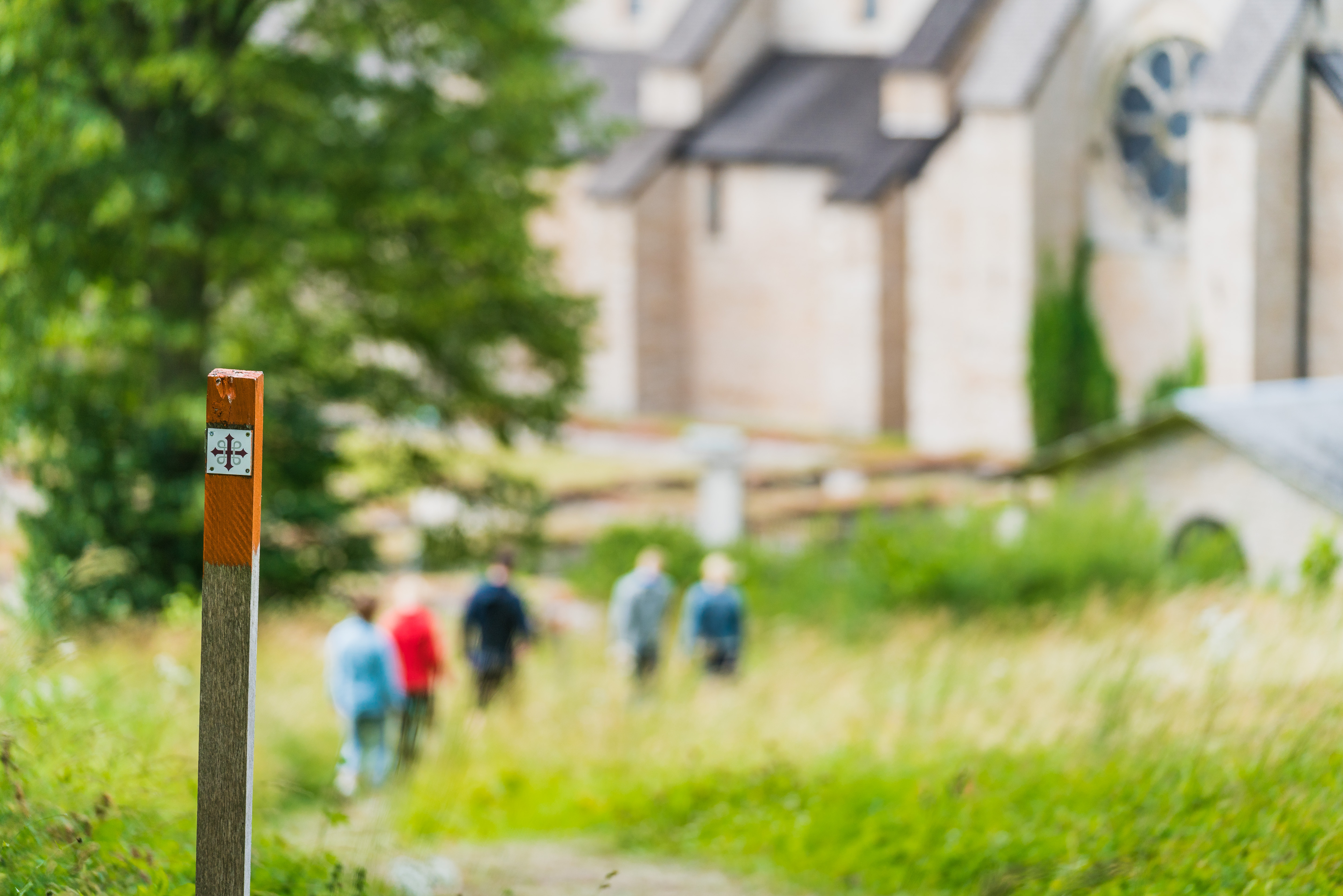 Vandrare vid Varnhems klosterkyrka