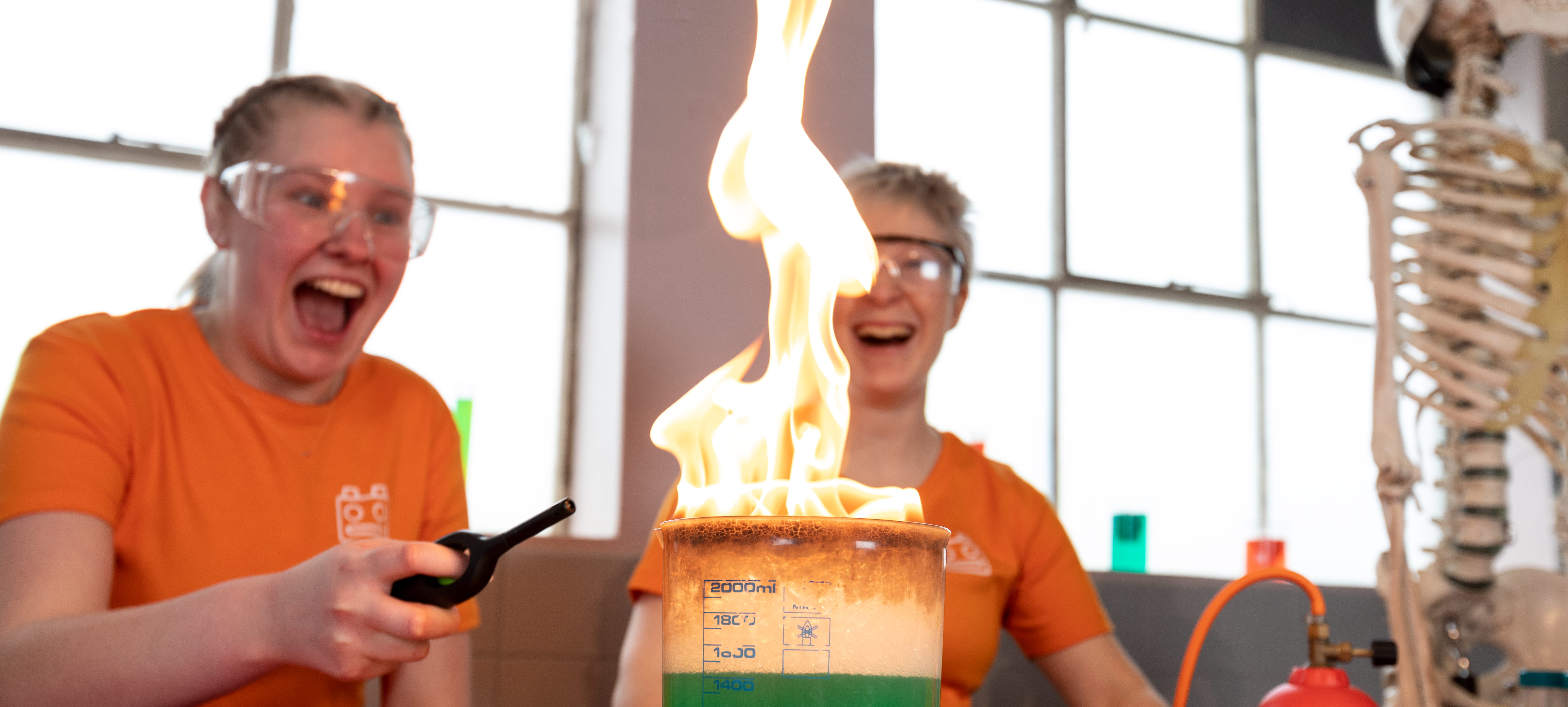 Två kvinnor utför ett experiment