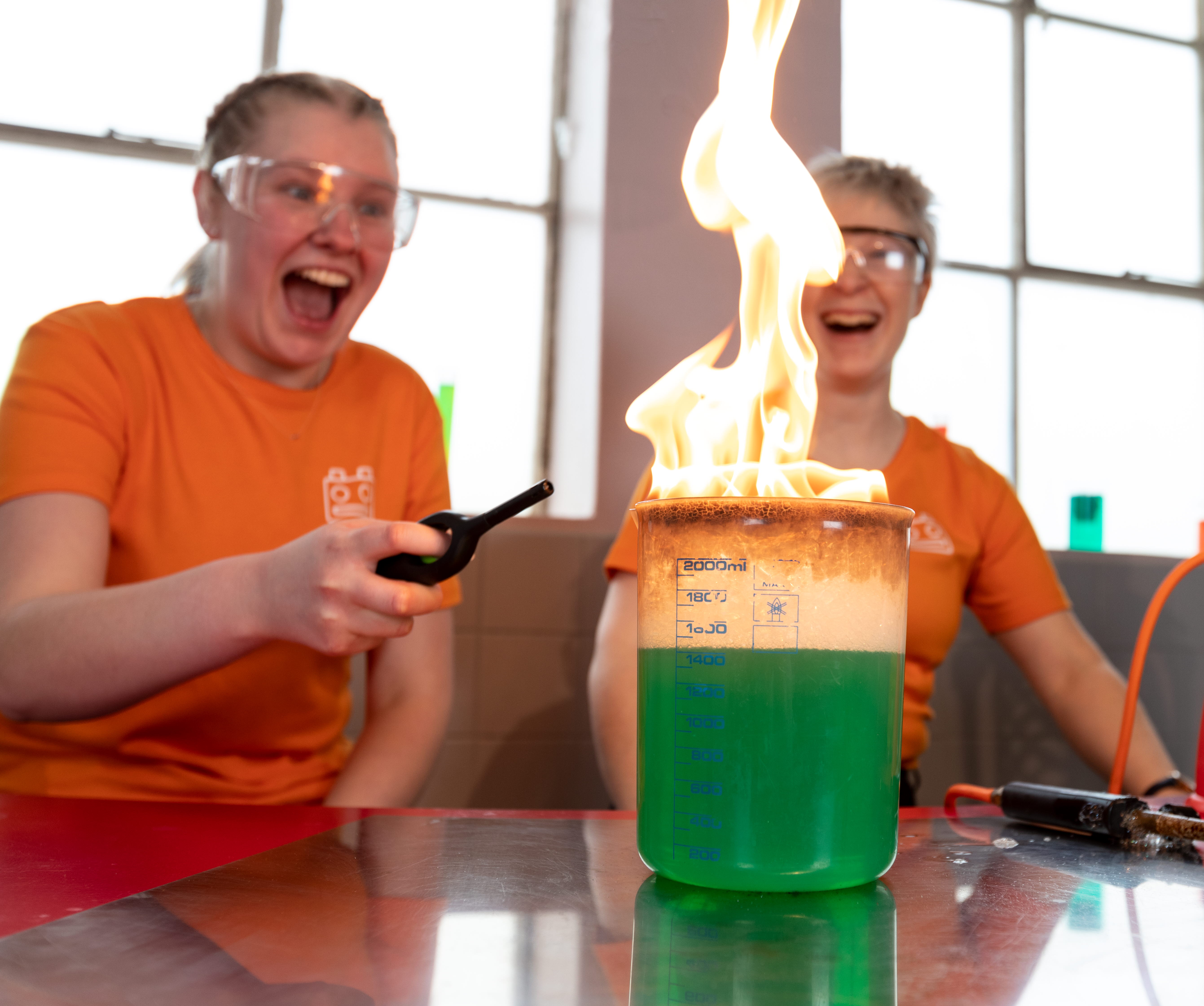 Två kvinnor utför ett experiment