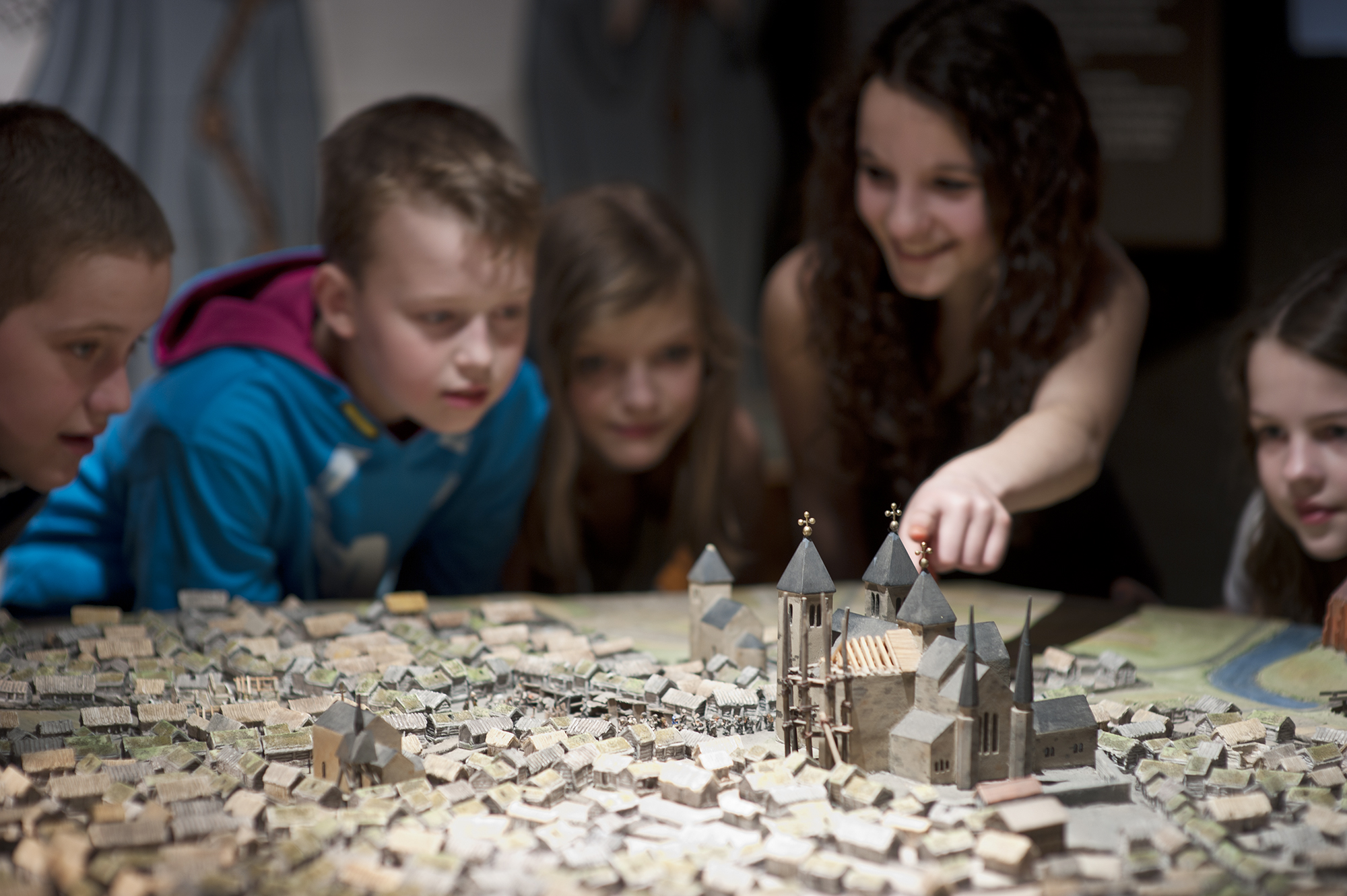 Barn tittar på modell av medeltiden i Skara på Västergötlands museum