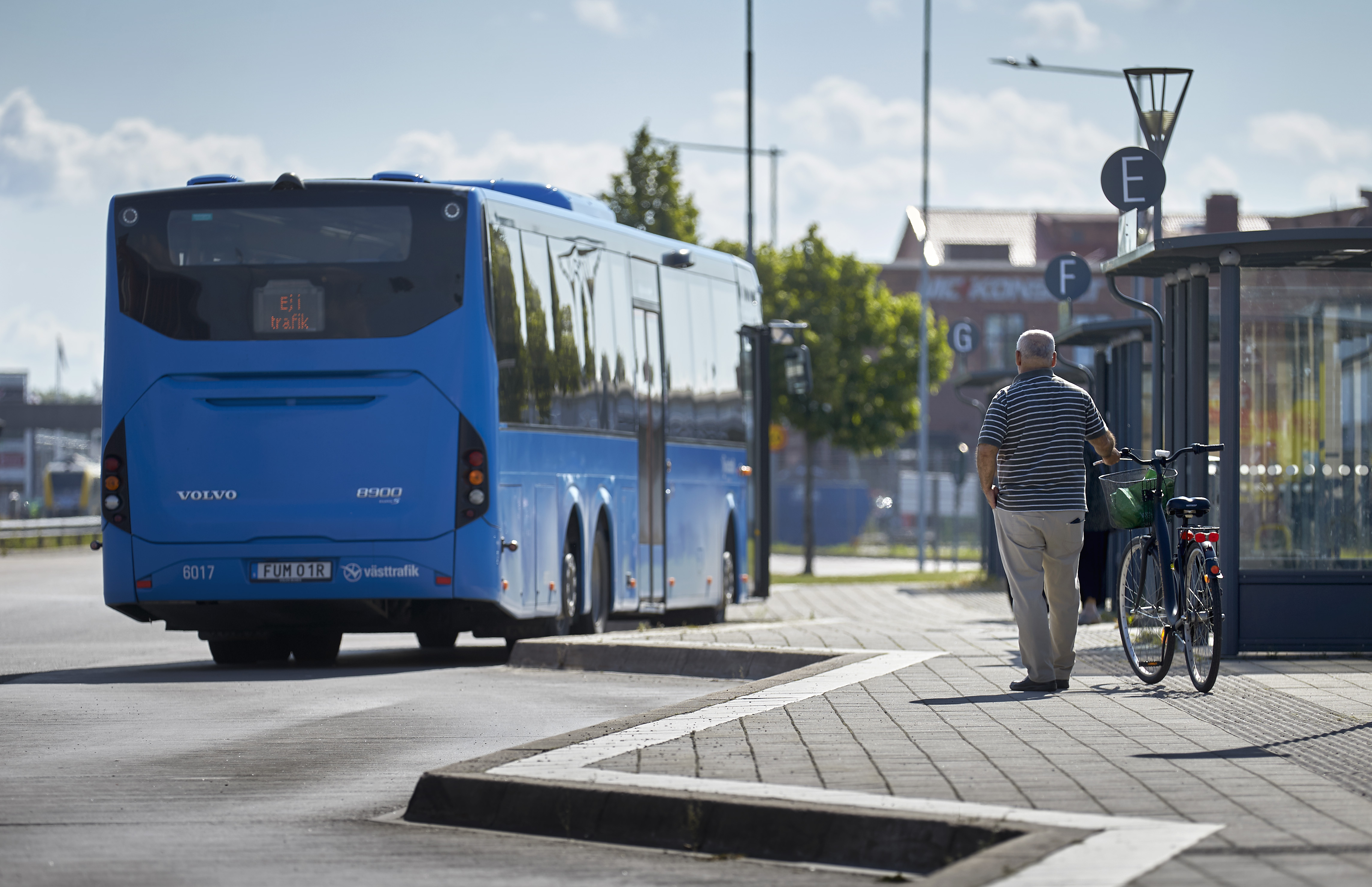 En blå buss som kör in på ett resecentrum
