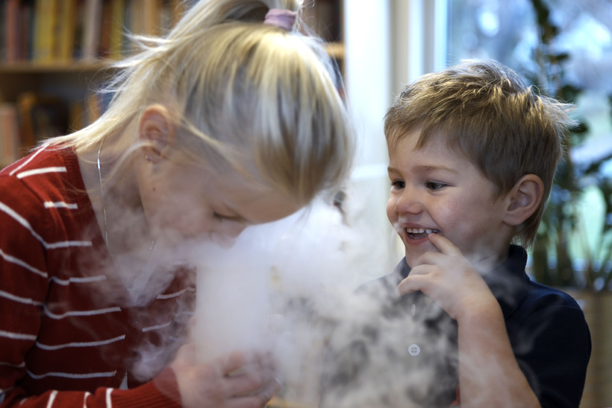 en tjej och och kille experimenterar på Dalenium Science Center