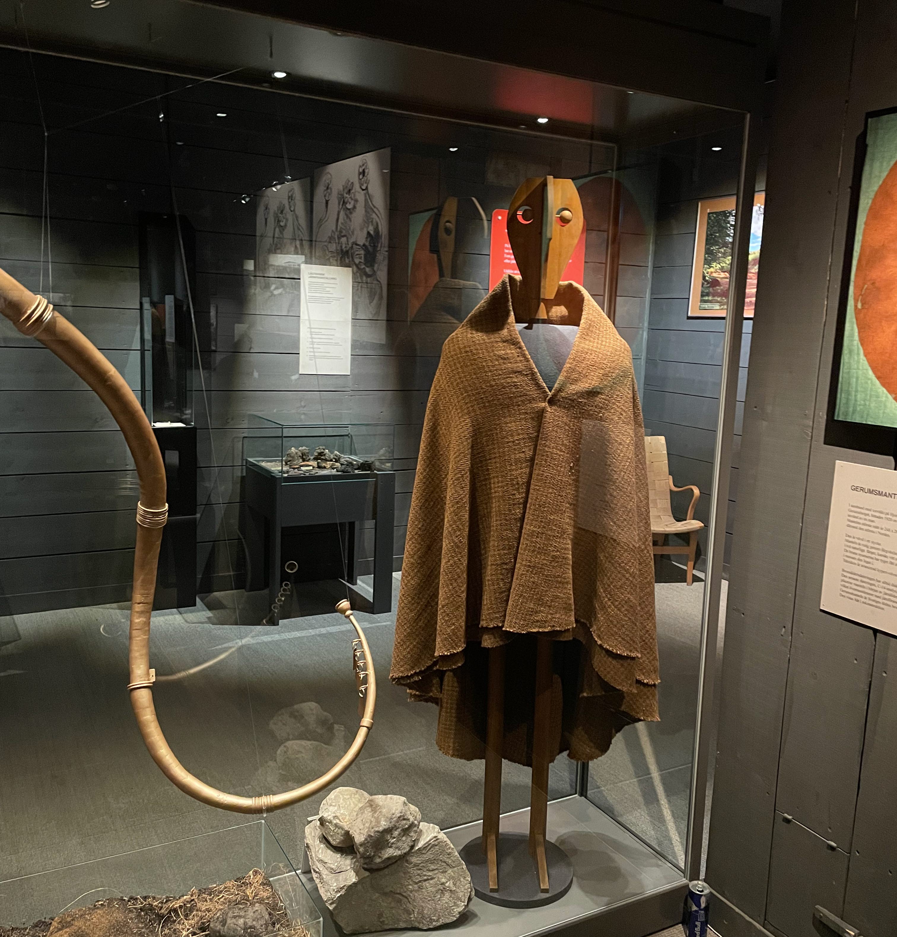 En monter som visar en gammal mantel.