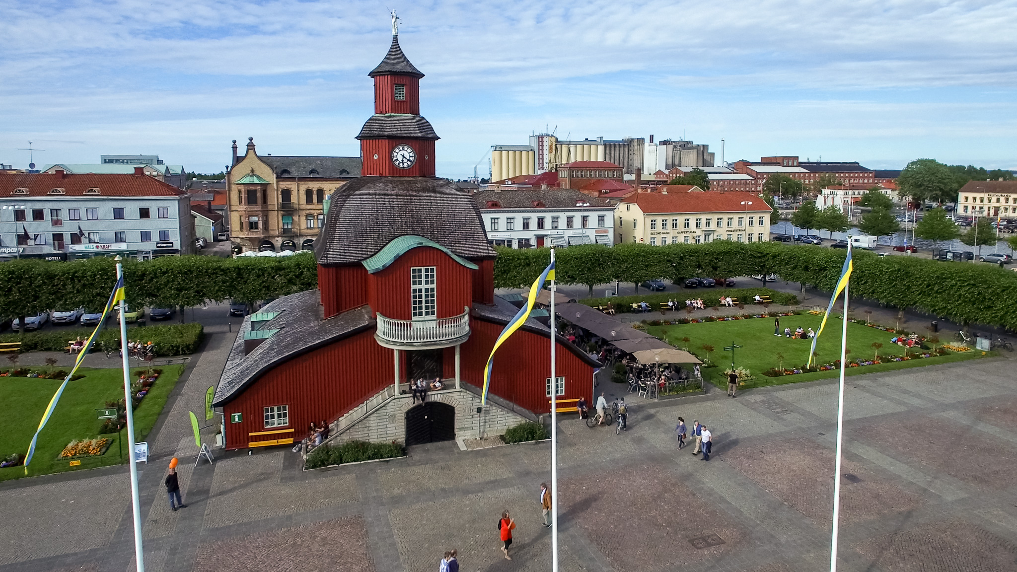 Ett stort rött rådhus på ett torg