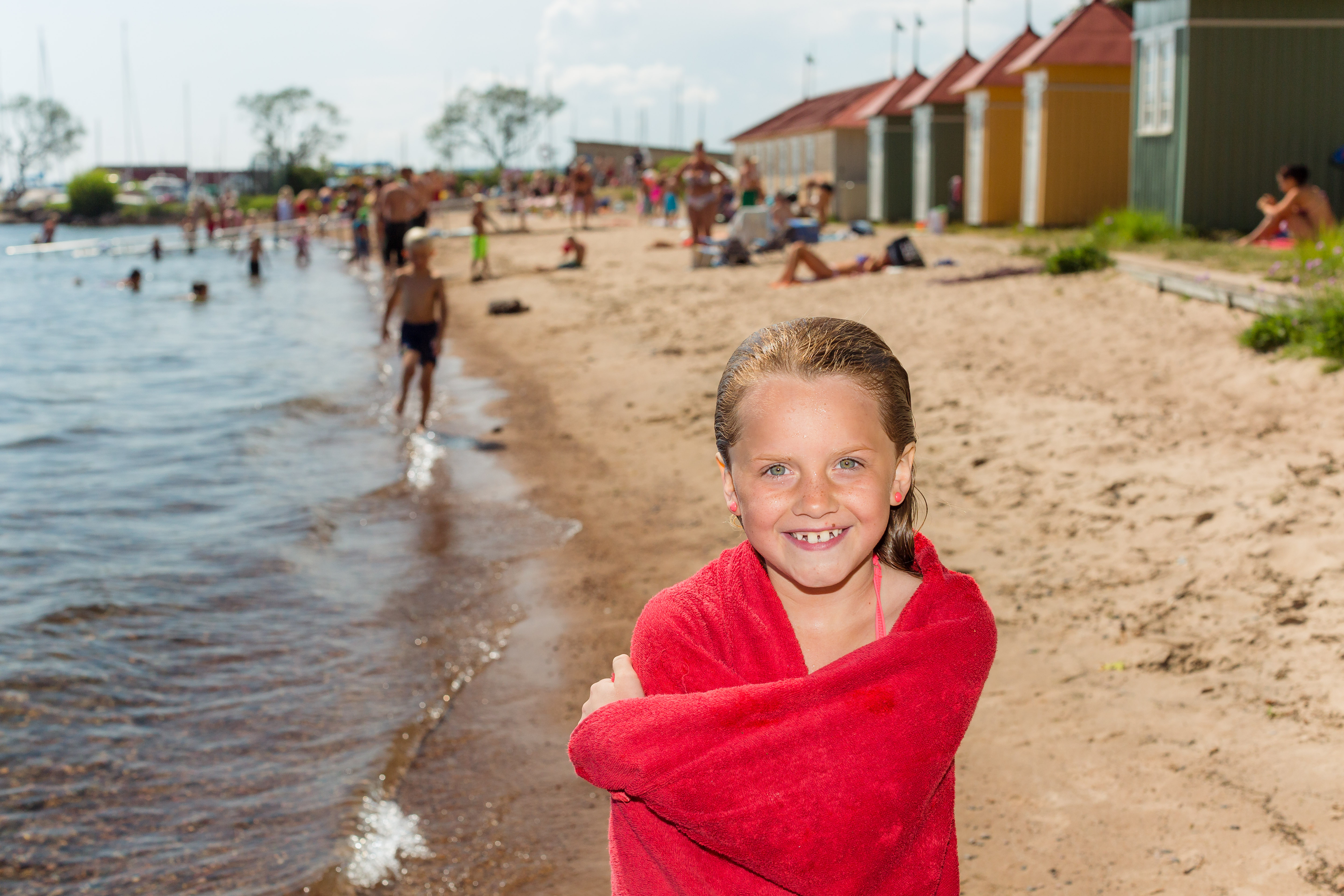 Tjej som precis kommit upp ifrån vattnet på Guldkroksbadet. 