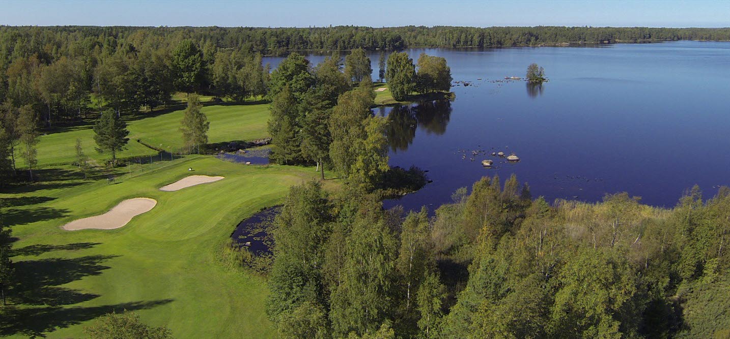 Översikt över Töreboda golfbana. Från hål 12 
Golfbana med skog och vatten 