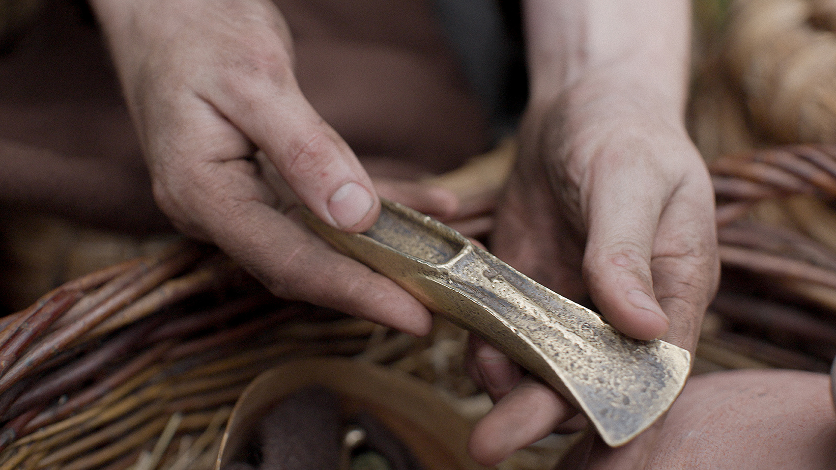 Ett par händer som håller i ett metallföremål