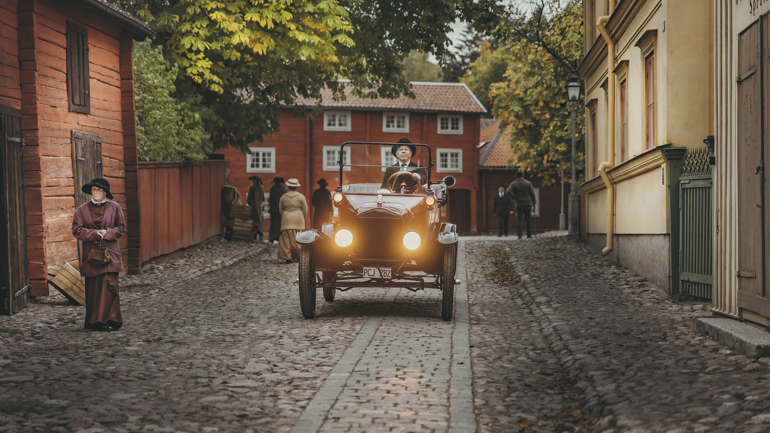 En äldre bil på en kullerstensgata