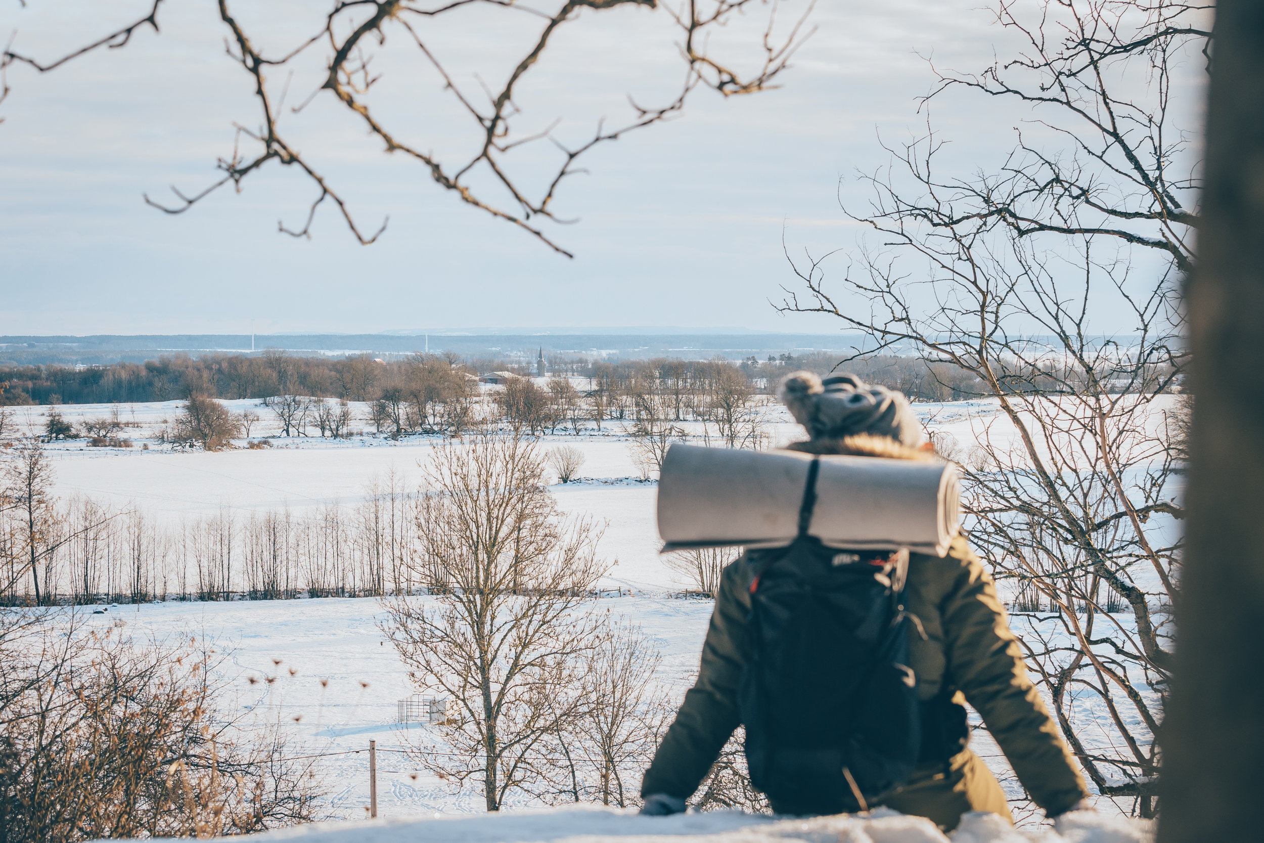 En kvinna som går mot en vacker utsikt