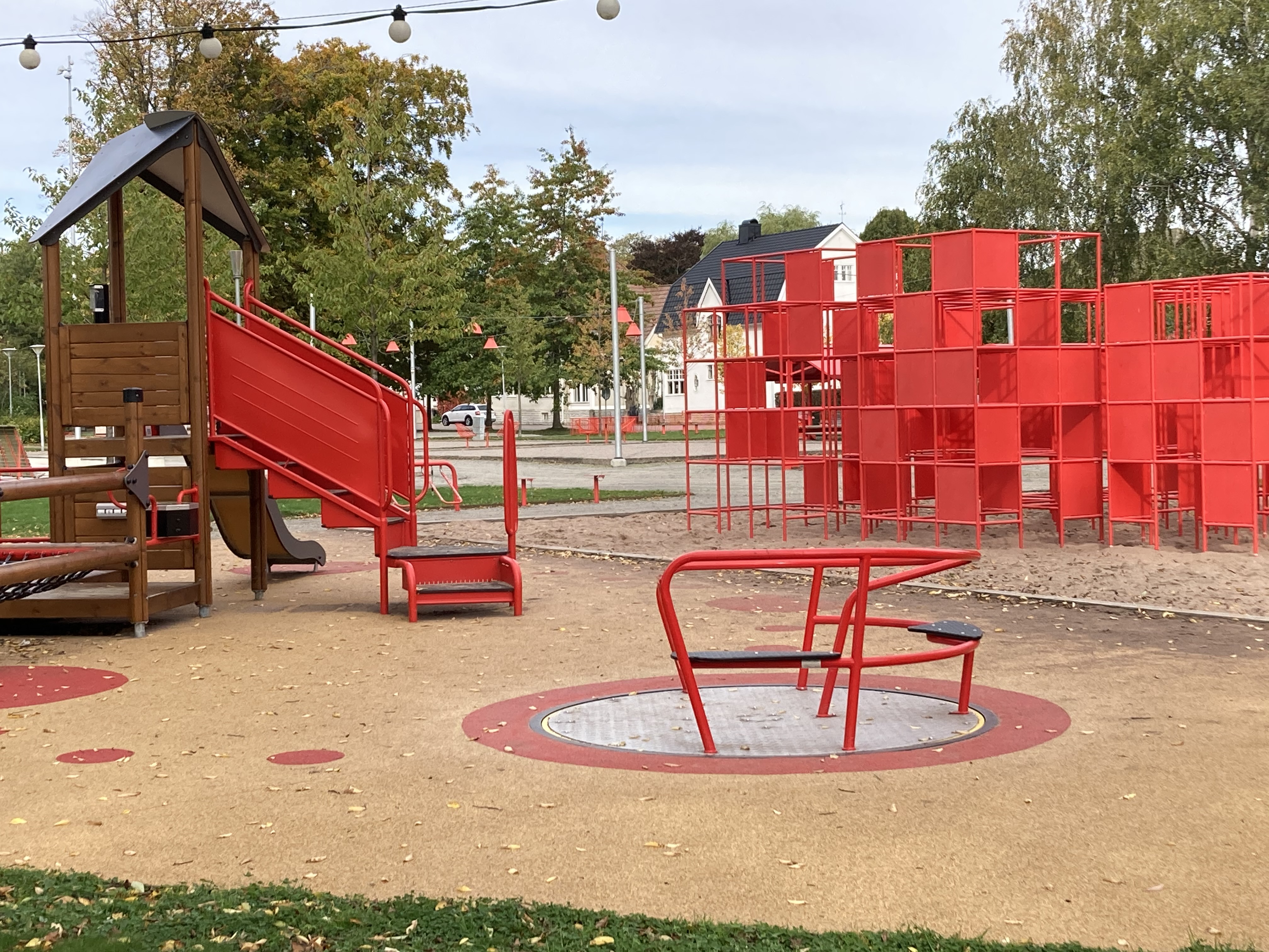 En lekplats med röda klätterställningar.