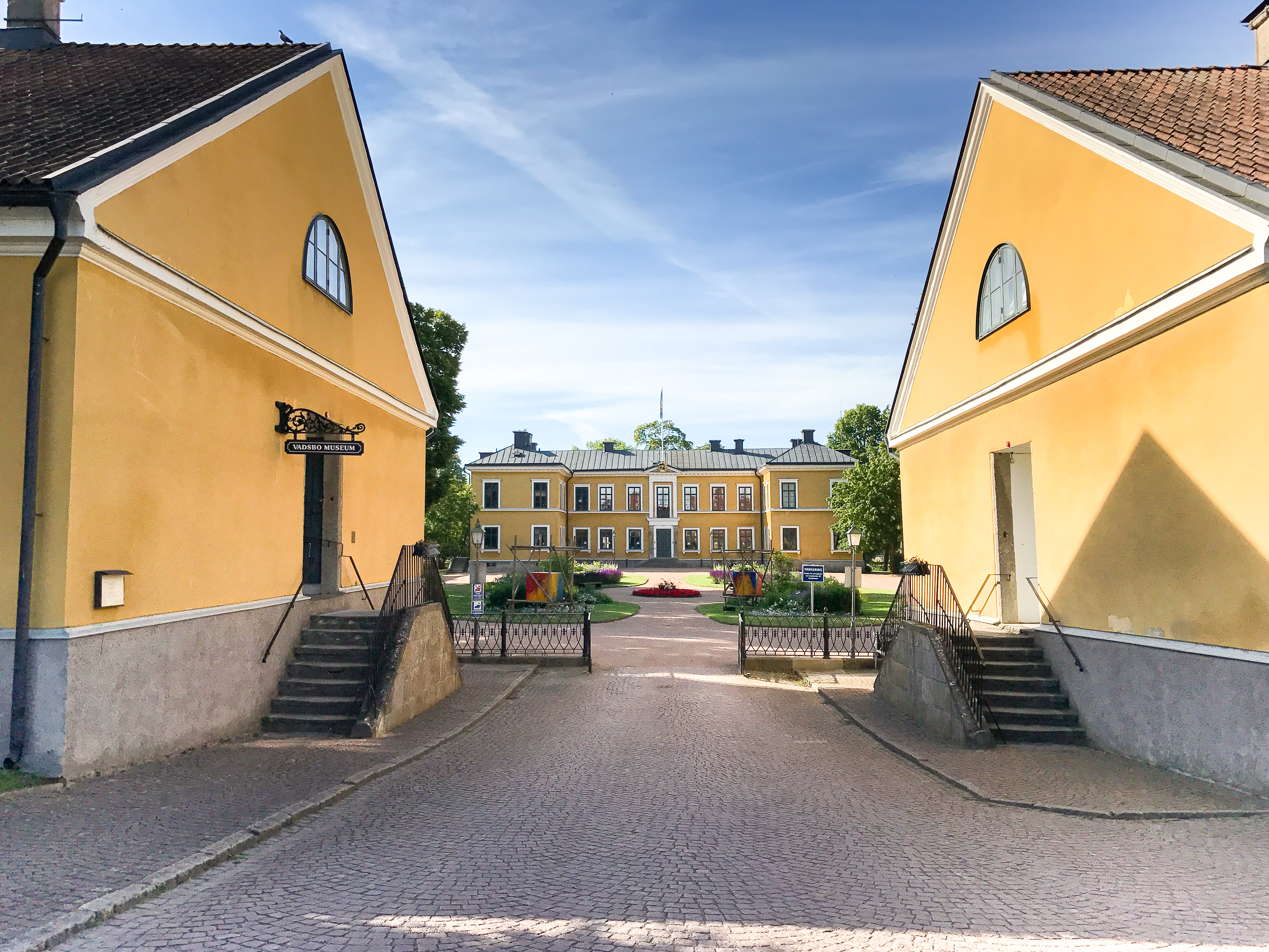 Entré till residenset Marieholm i Mariestad där Vadsbo museum har utställningar i flyglarna. 