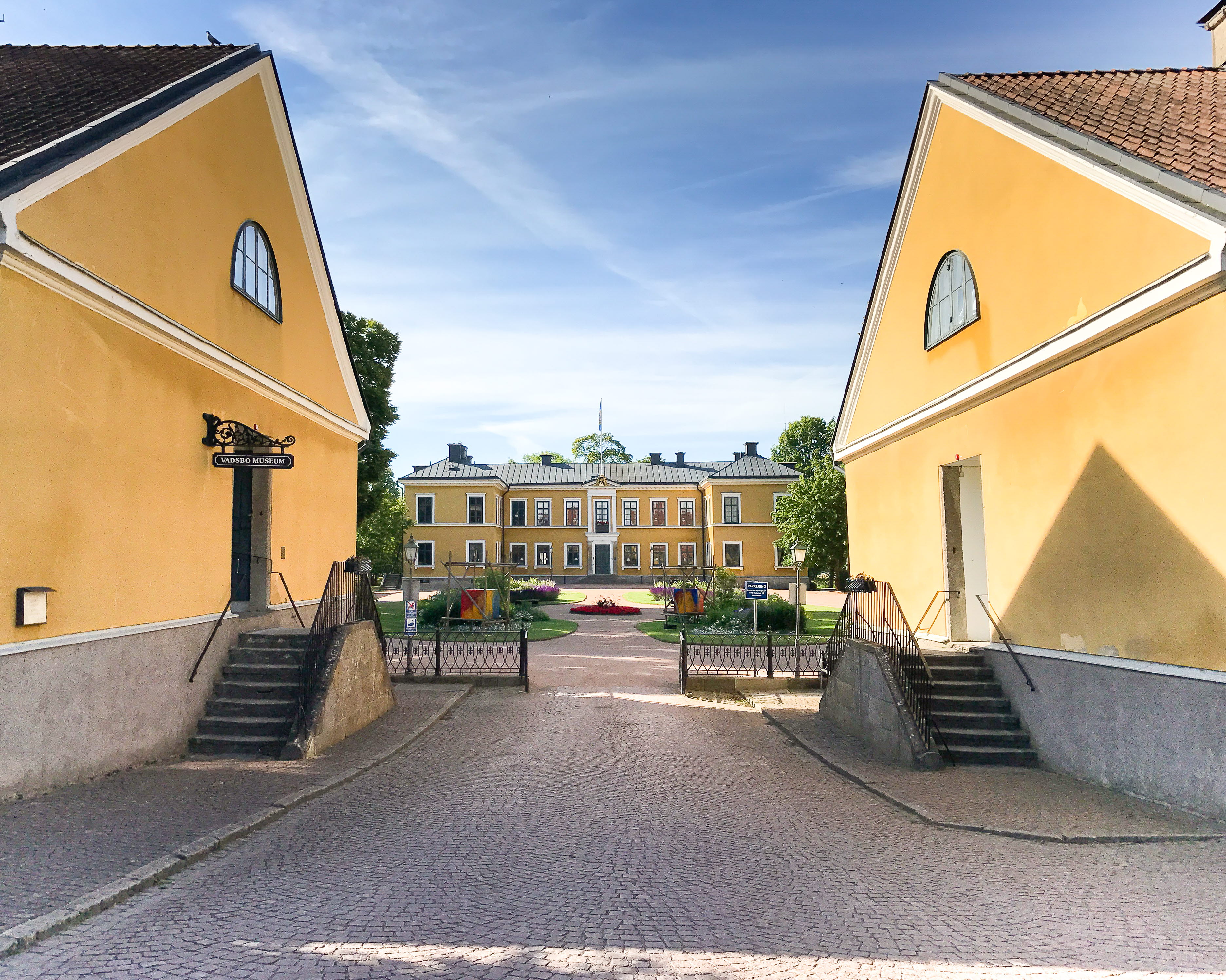 Entré till residenset Marieholm i Mariestad där Vadsbo museum har utställningar i flyglarna. 