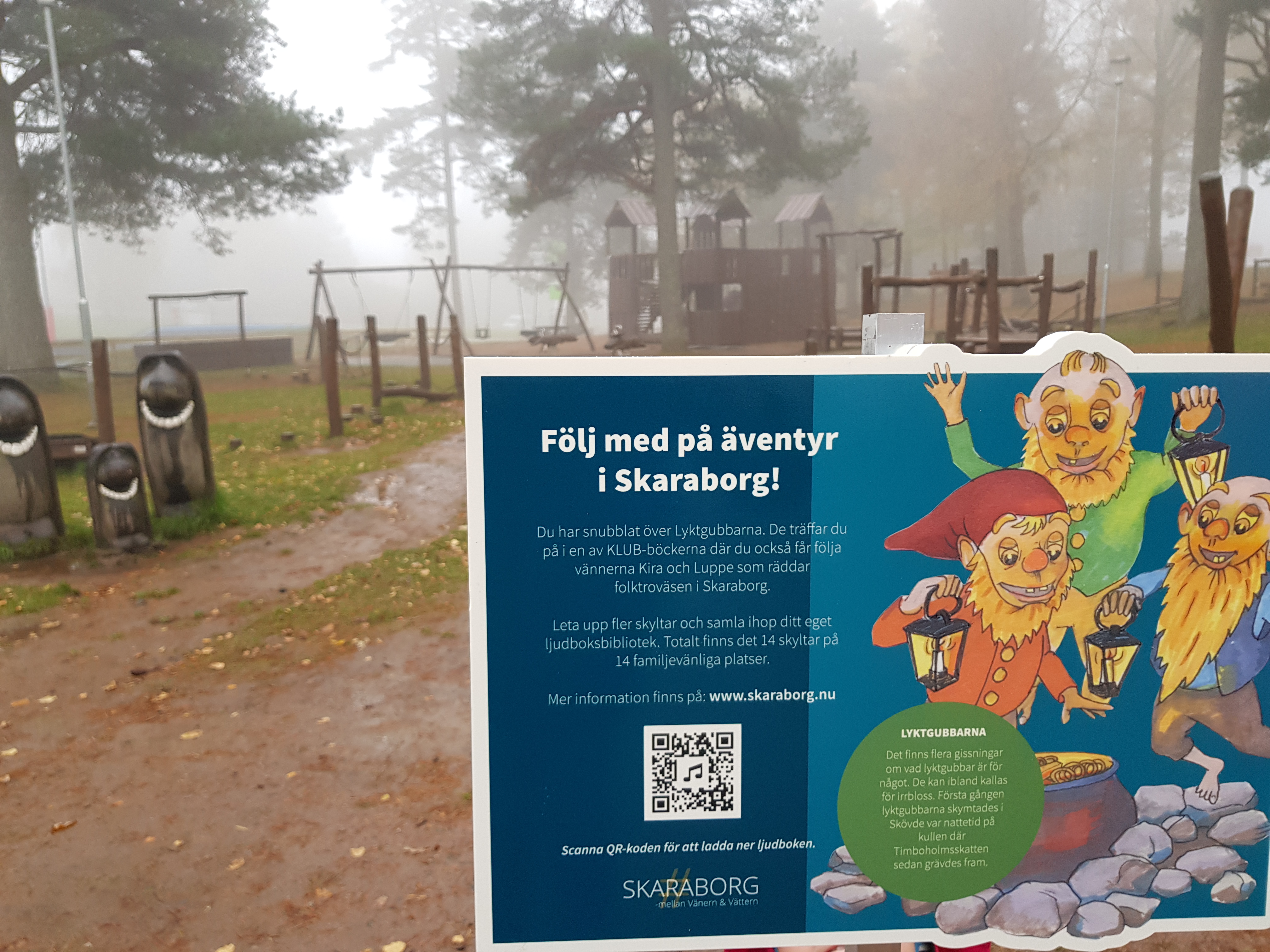 KLUB-skylt som står framför Aktivitetsplats Äventyret på Billingen när det är dimma ute. 