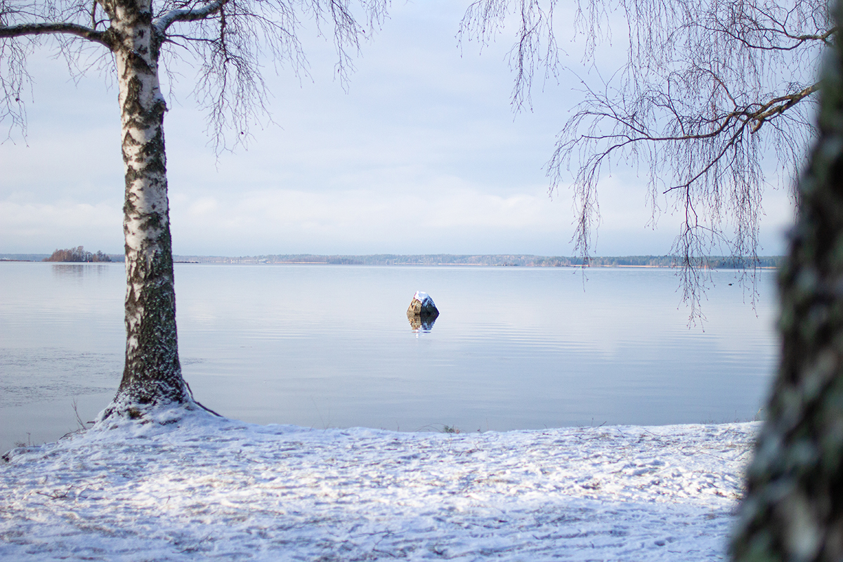 Vintrig vy över Vänern från Snapens friluftsområde i Mariestad.