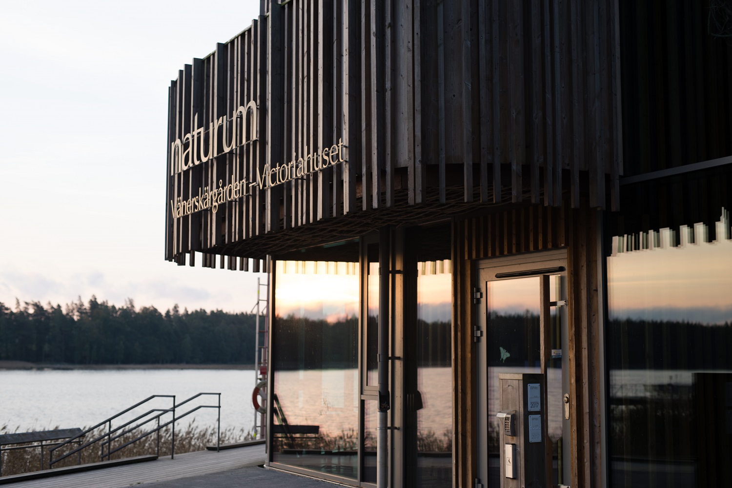 Ett hus klätt med trästavar vid en sjö