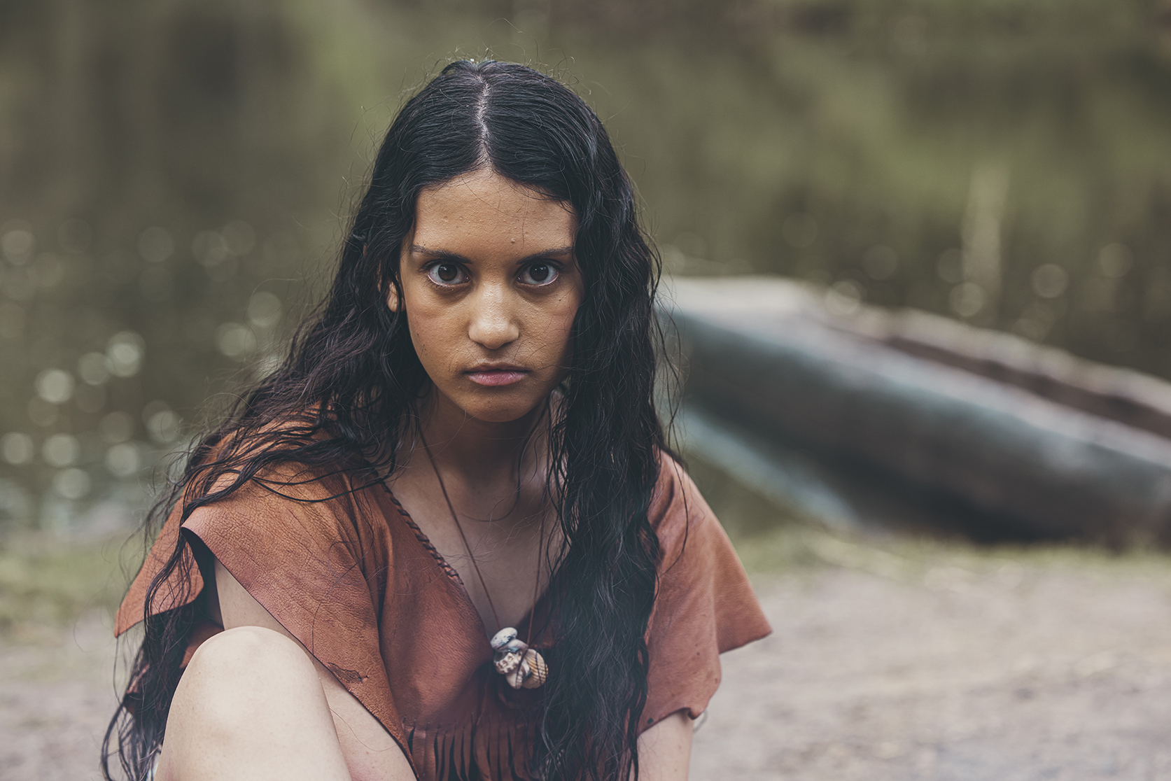 En flicka i stenålderskläder med mörkt hår