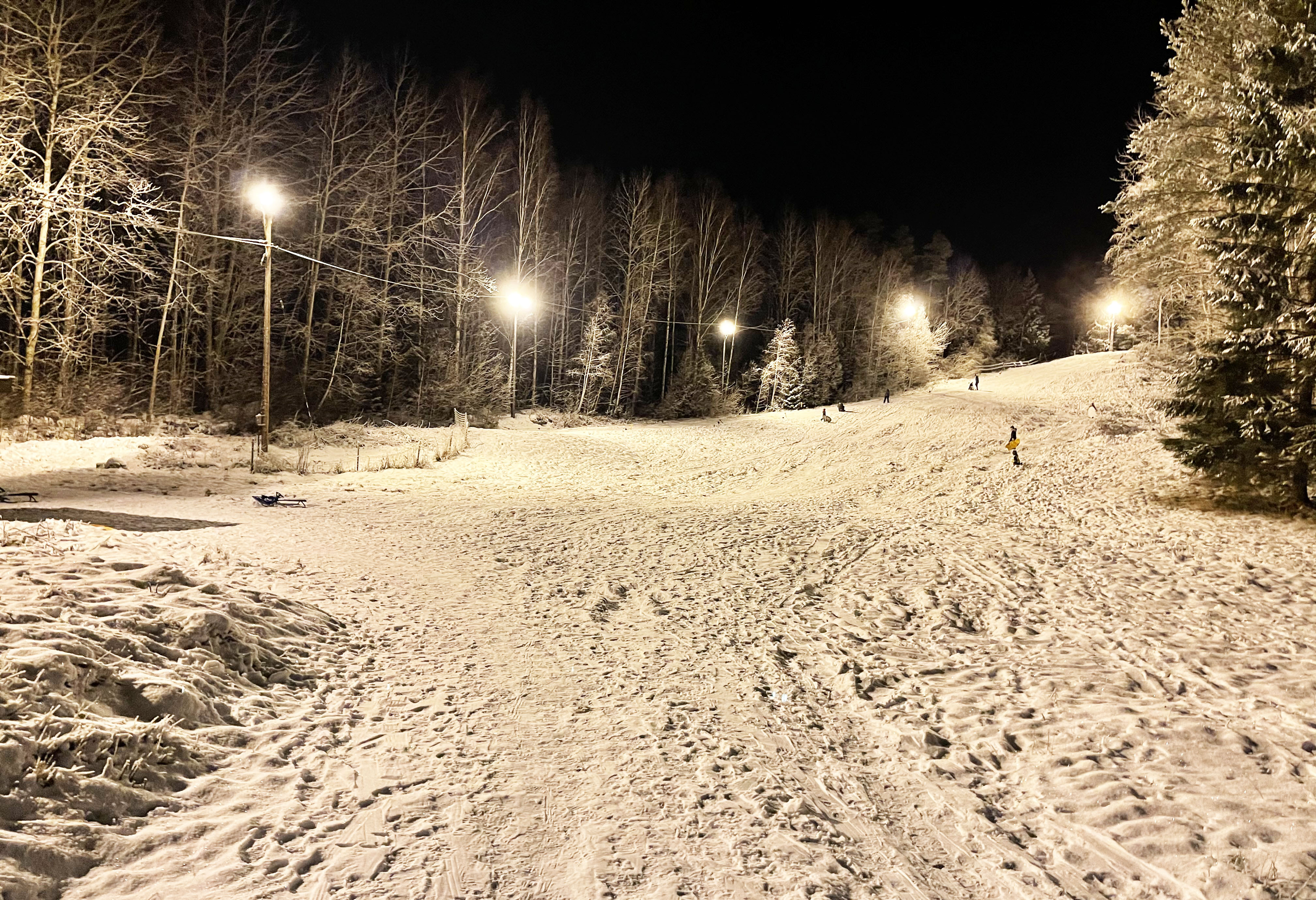 En snötäckt pulkabacke 